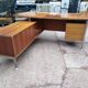 Grand Bureau design 1970 with return. light wood and chrome pietement
