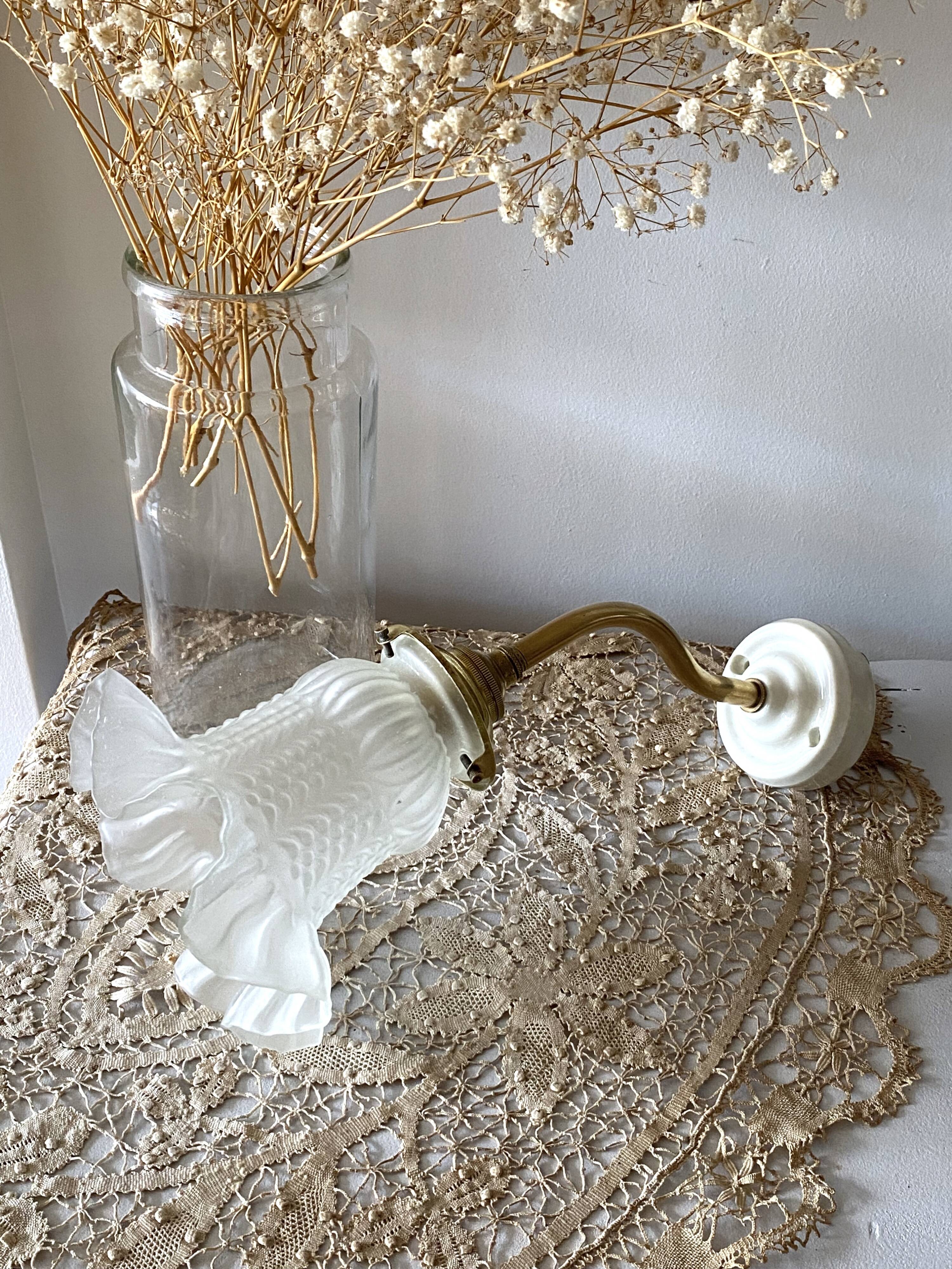 Tulip-shaped swan neck wall light in brass