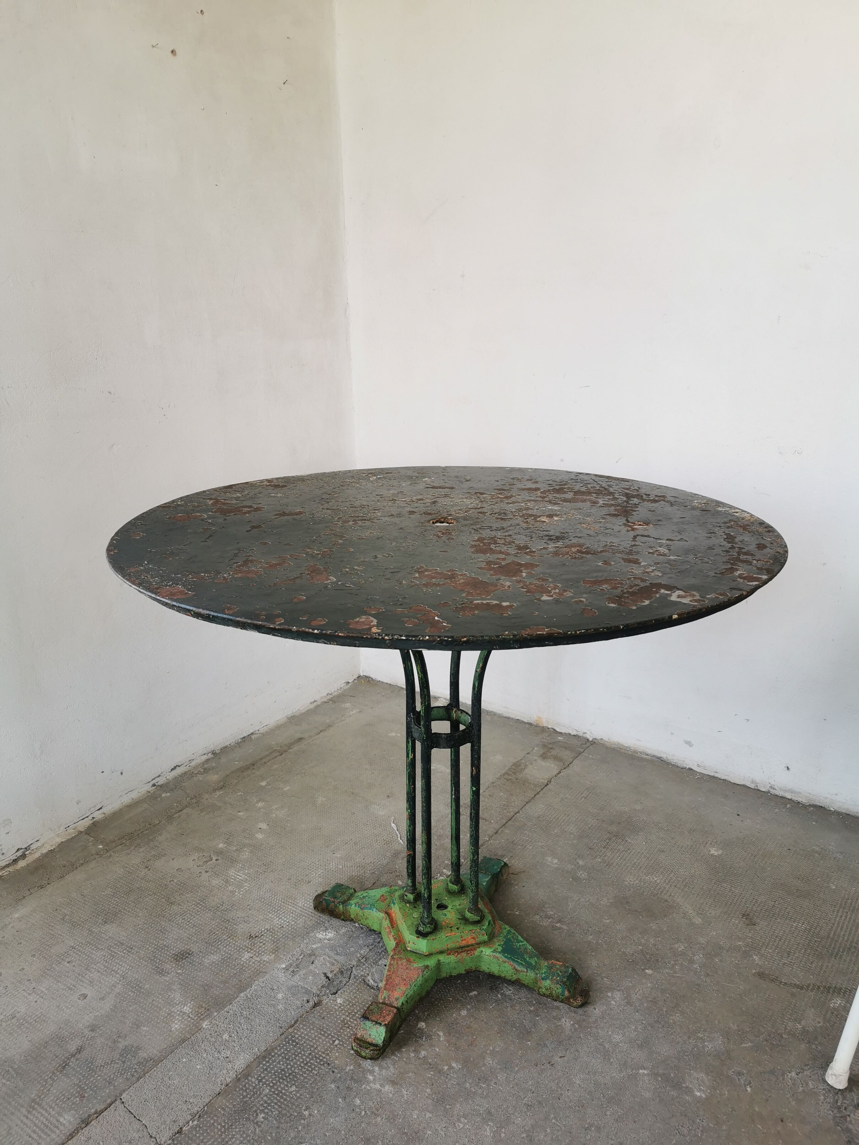 Round garden table cast iron and metal