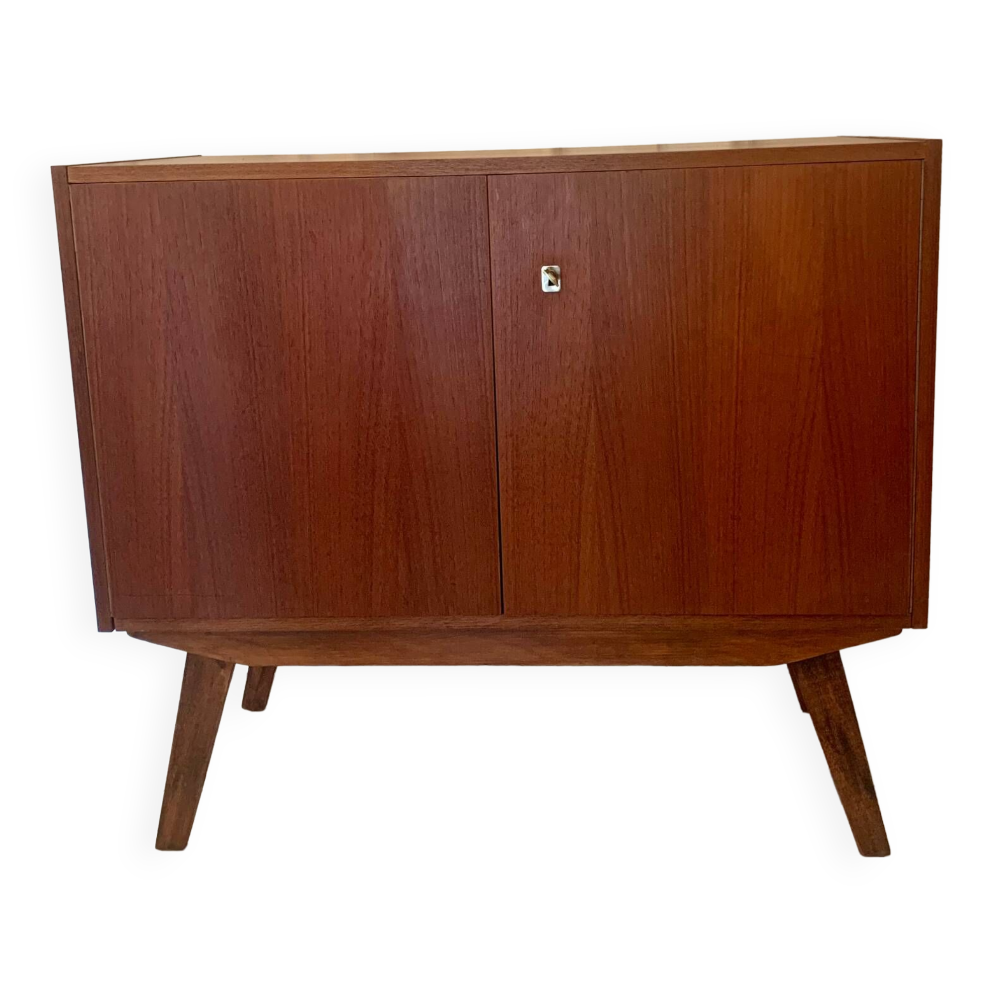 Sideboard compass feet