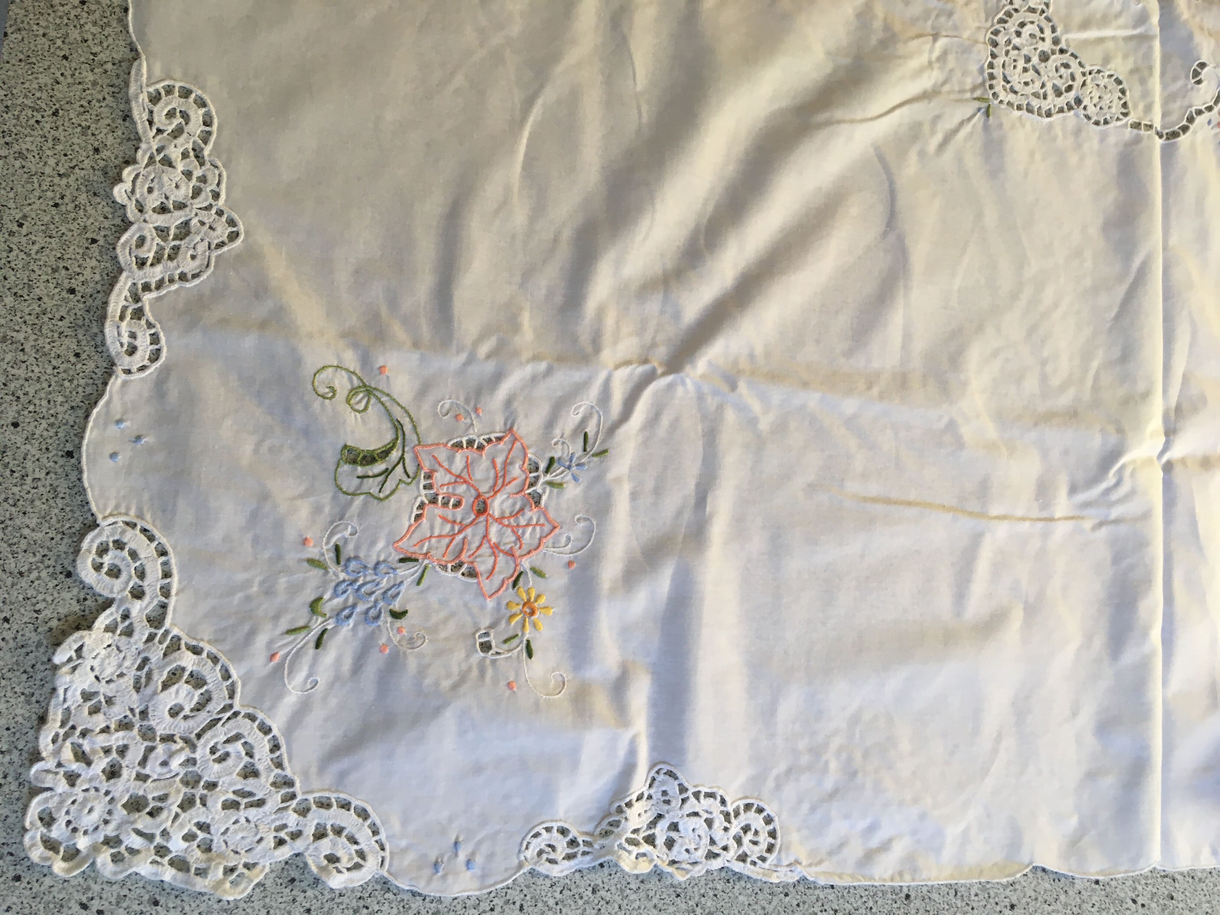 Nappe 160 x 260 ajourée brodée et 12 serviettes