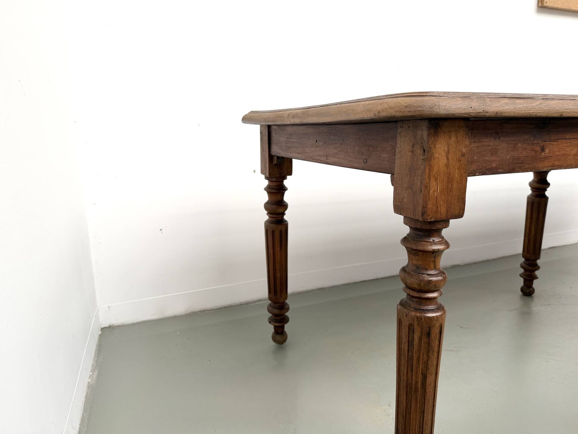 Table en chêne massif à 6 pieds tournés (1900)