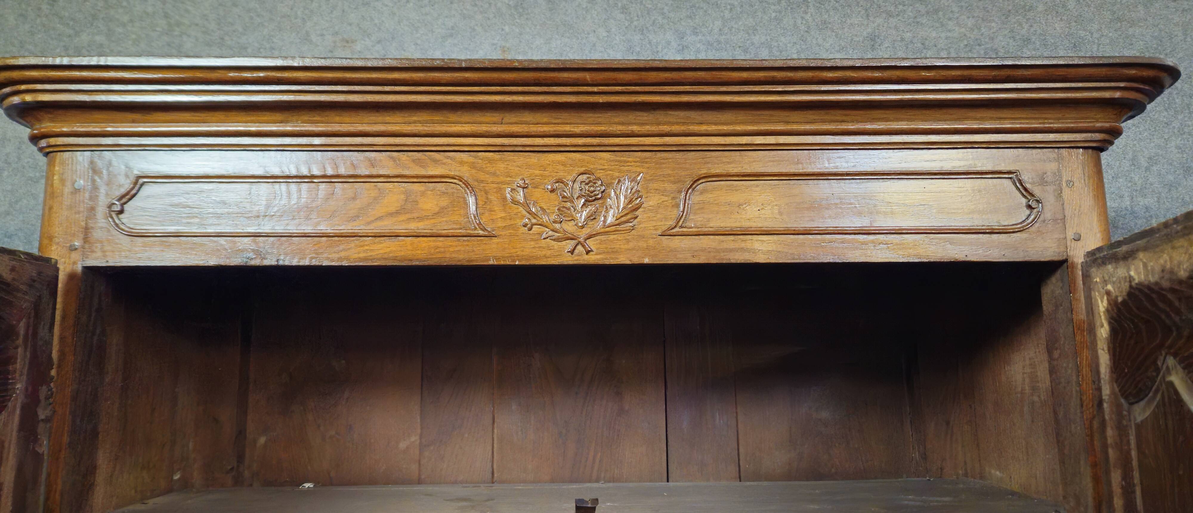 Antique Louis XV wardrobe in solid wood (oak and walnut)