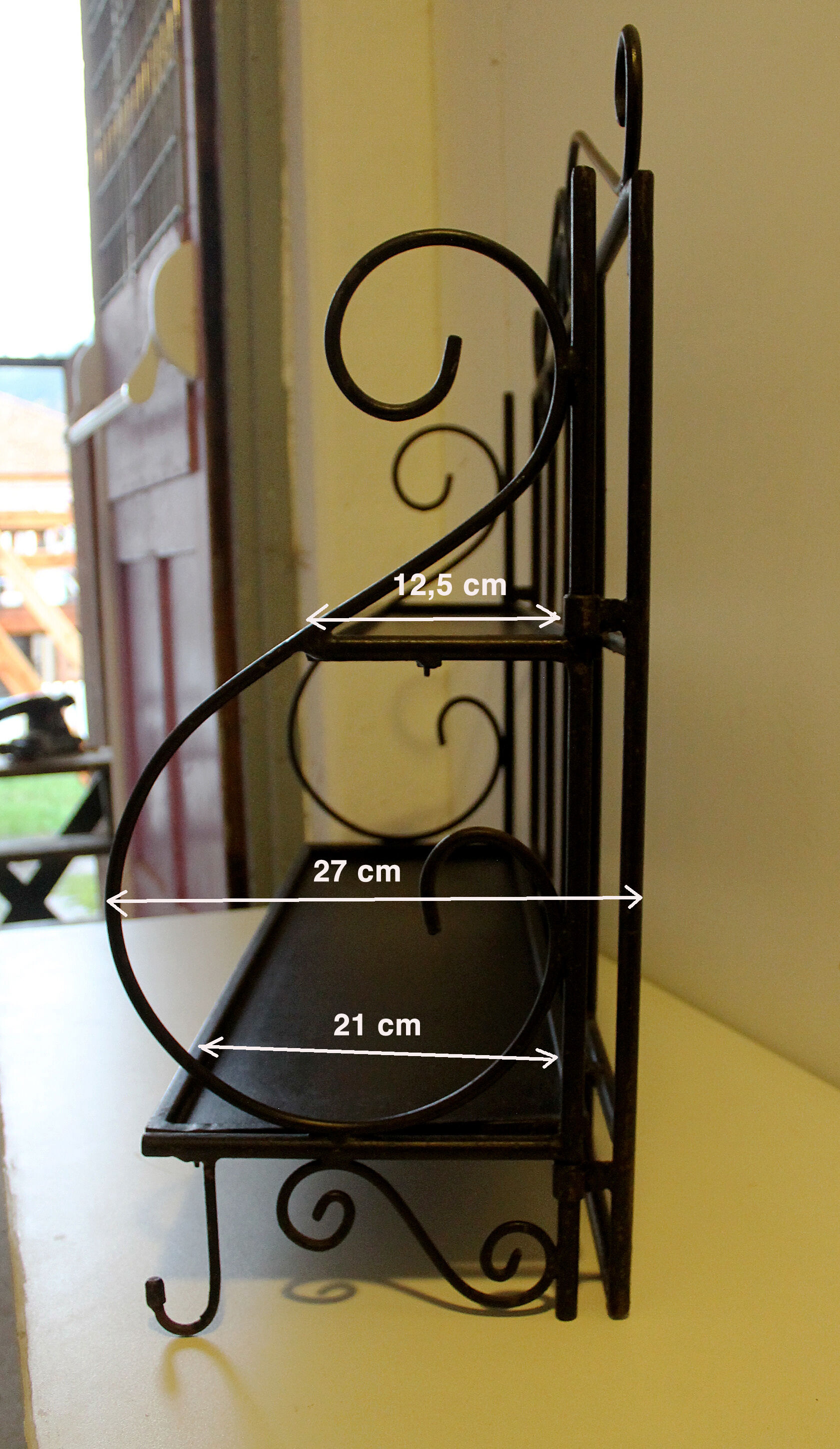Wall-mounted or table-mounted wrought iron shelf