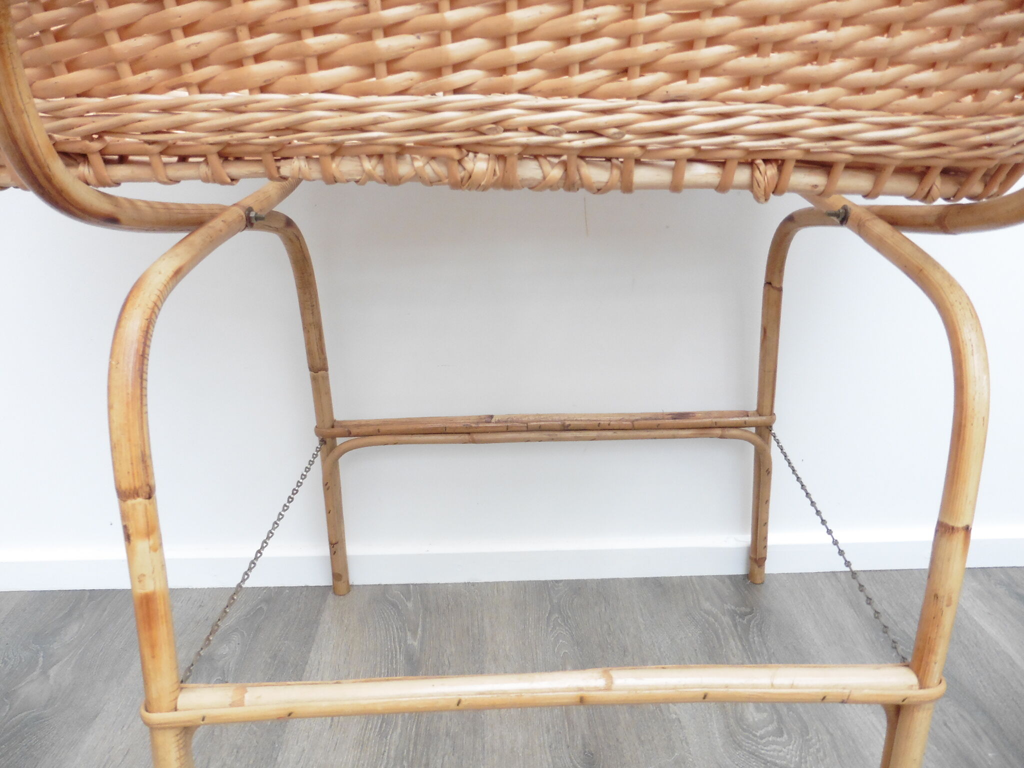 Basket Wicker on support