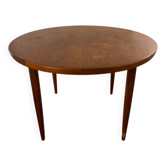 Round dining table