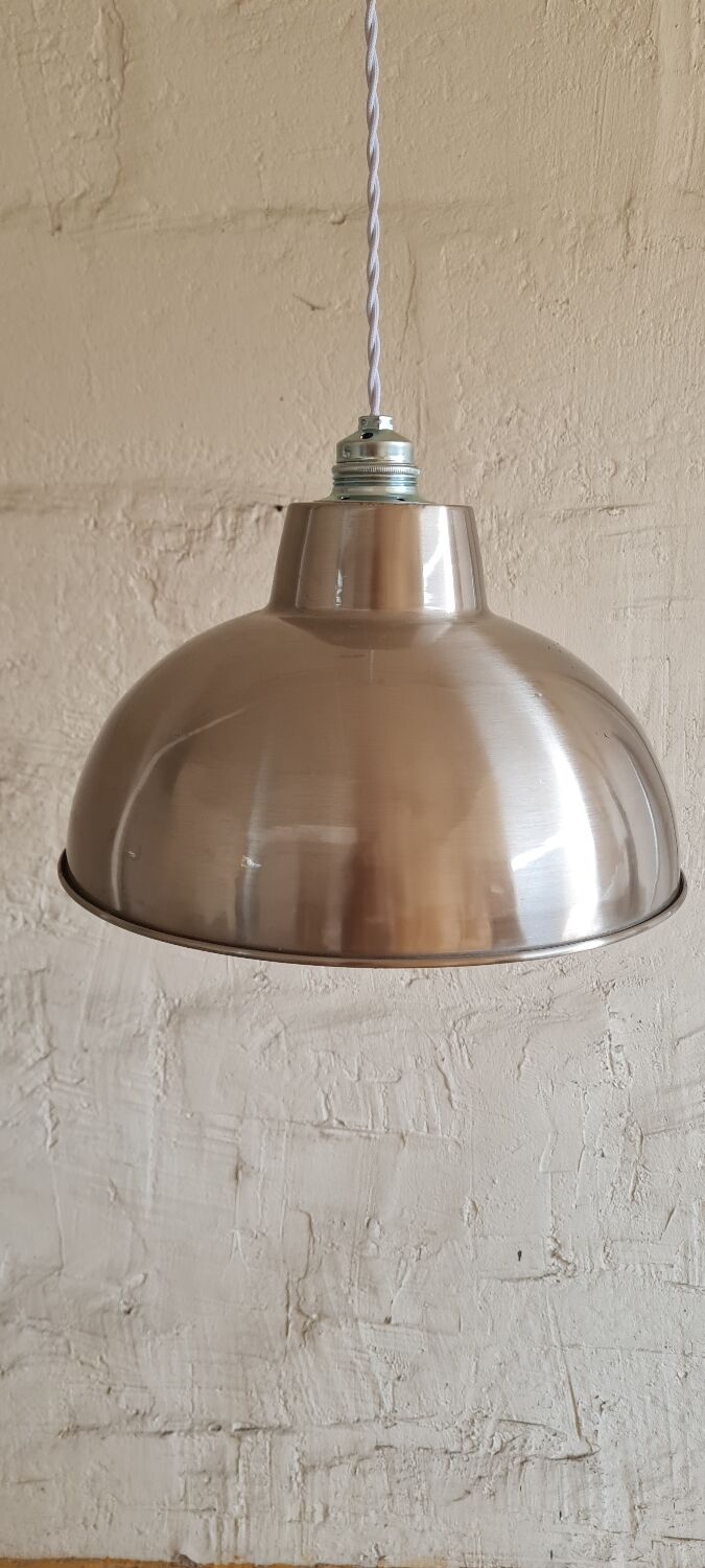 Enamelled sheet metal hanging lamp