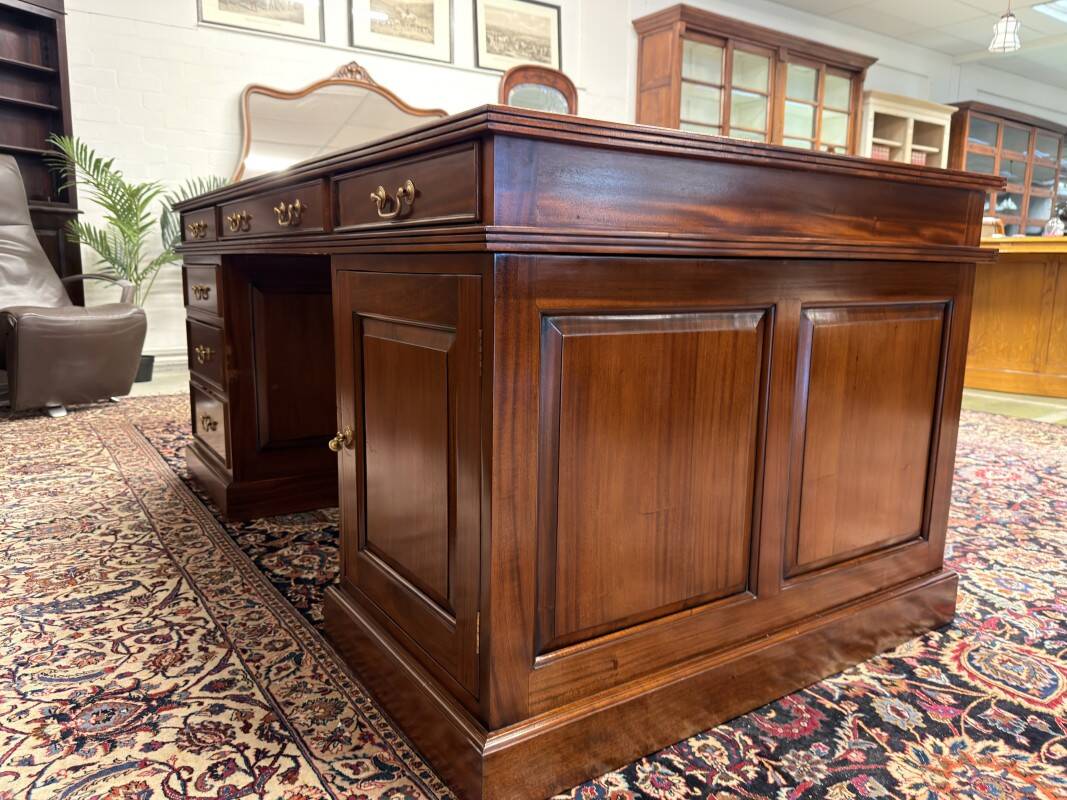 Large English Chesterfield Desk Partnerdesk
