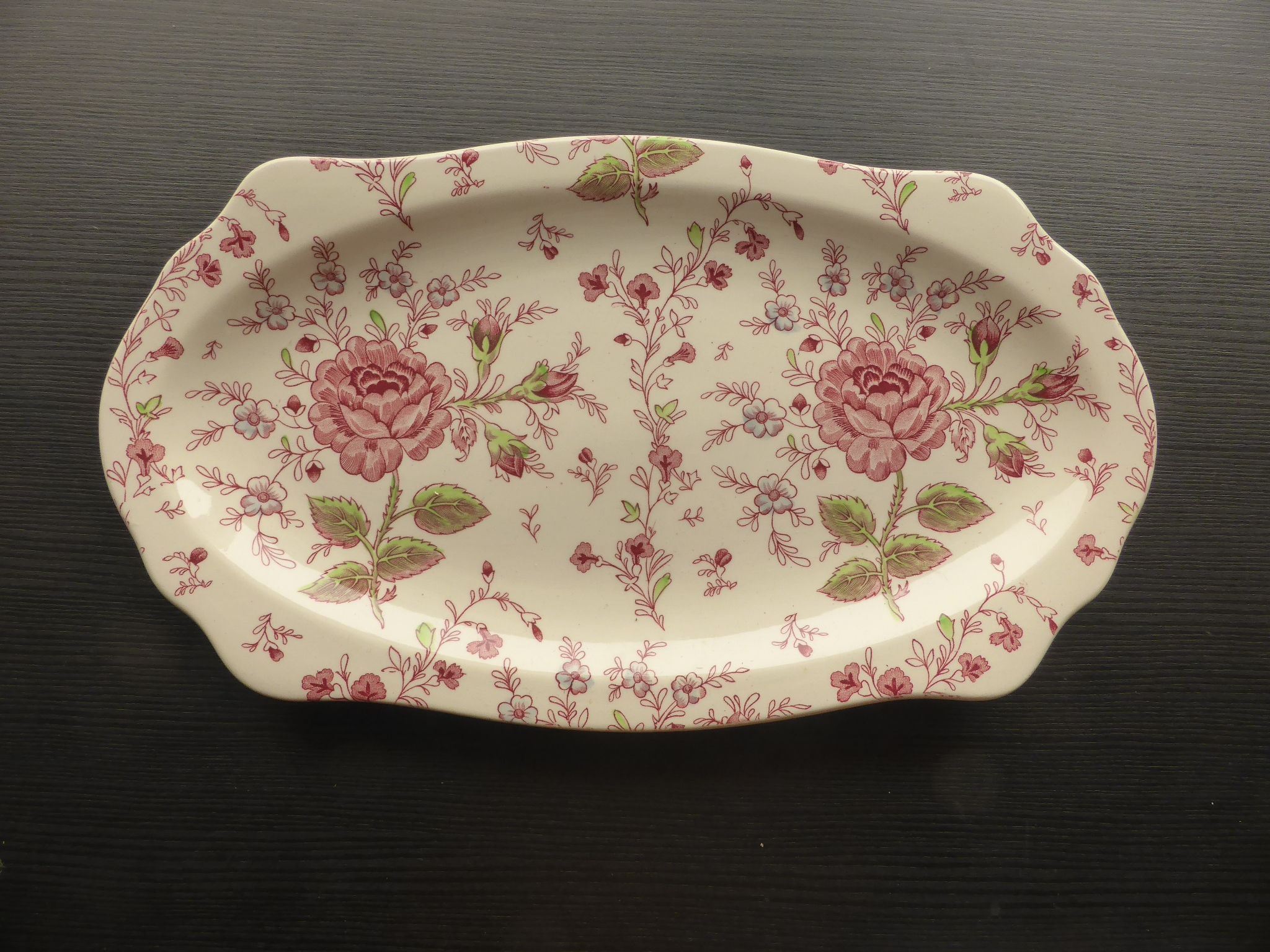 2 Oval ceramic dishes decorated with roses by Johnson Bros model Rose chintz