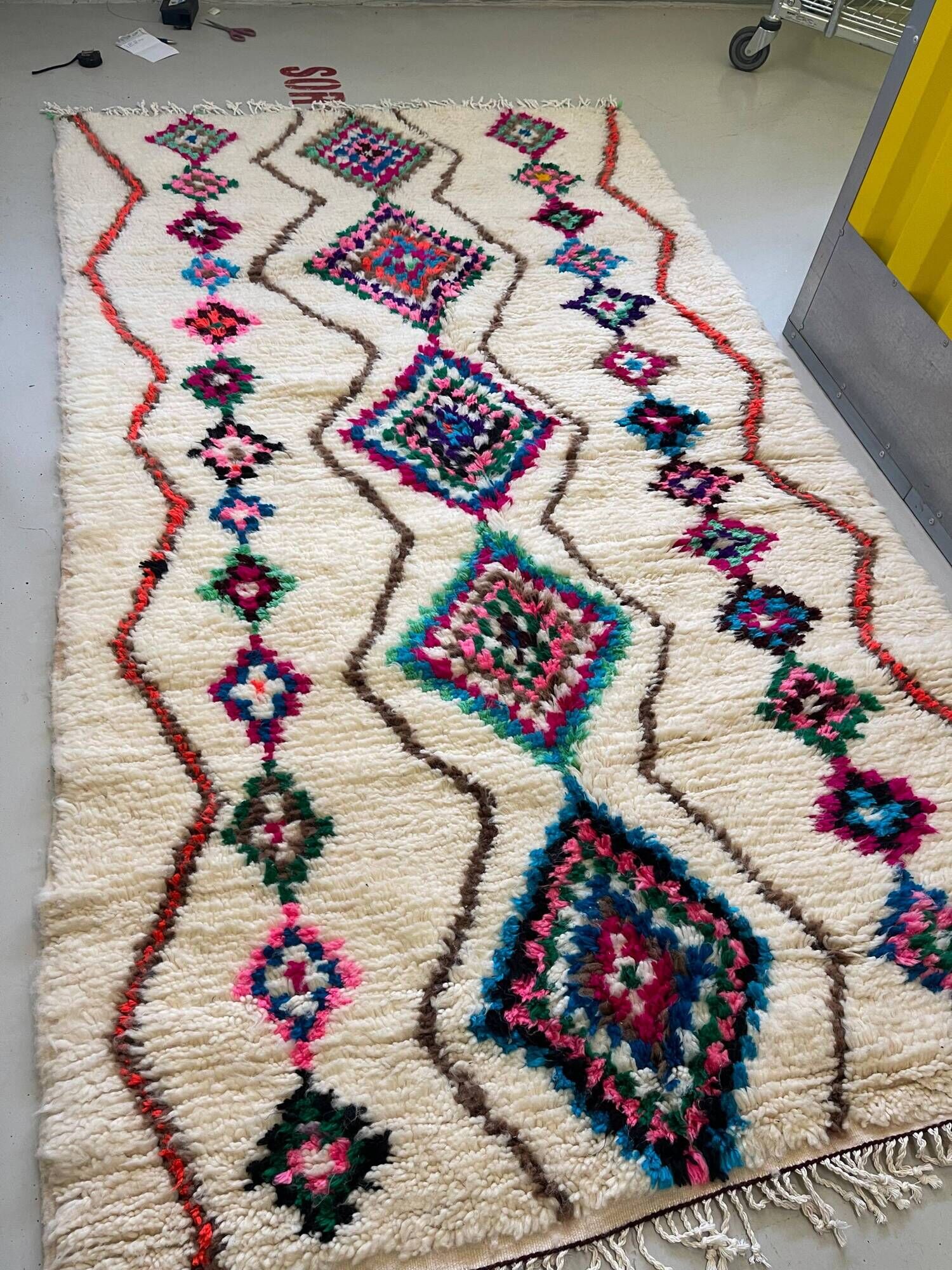 Moroccan Berber rug in cream wool with multicoloured diamonds – 250 × 147 cm