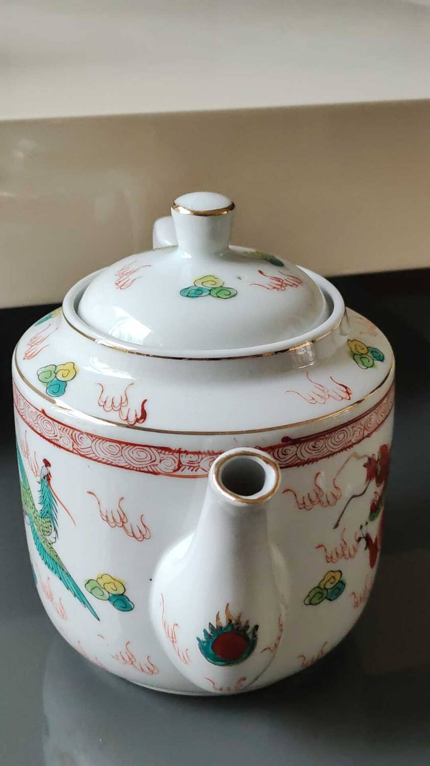 Chinese tea service/Teapot + 6 cups. In fine porcelain. Dragons/Phoenix decor. Feng Shui Rose Family Style. 70s