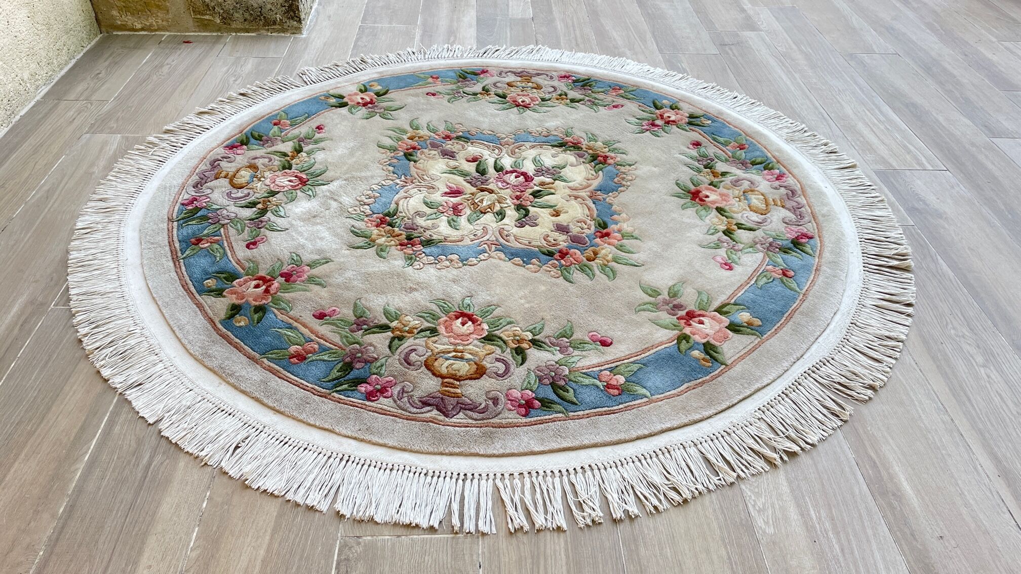 Vintage Chinese carpet round diam 180cm