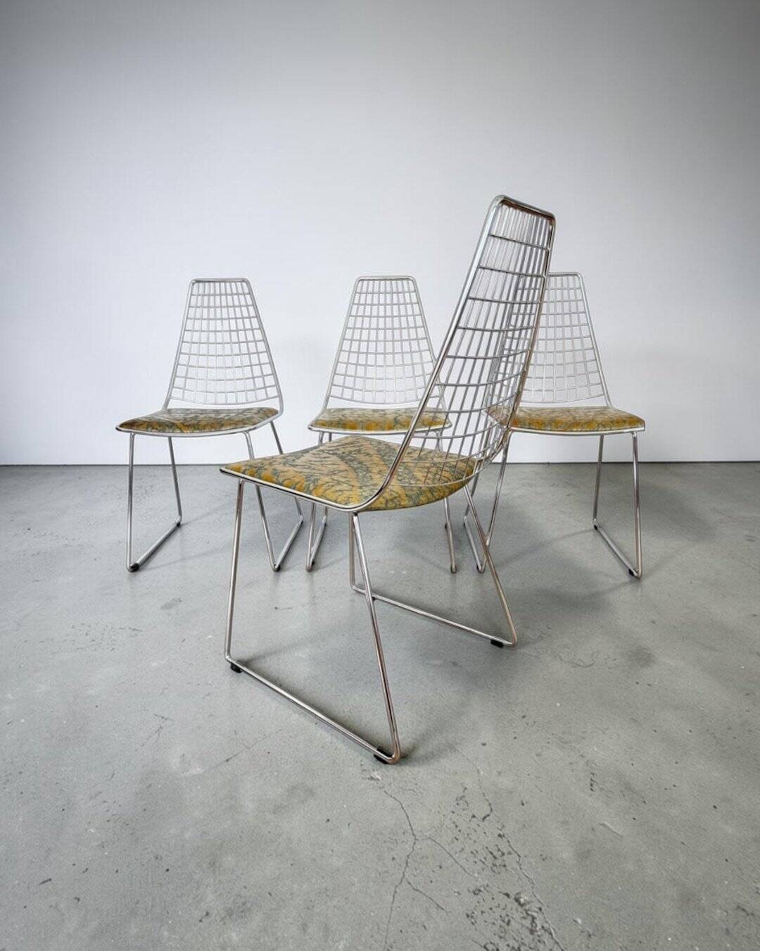 Set de 4 chaises design en cuir décoré à main et acier, années 1970
