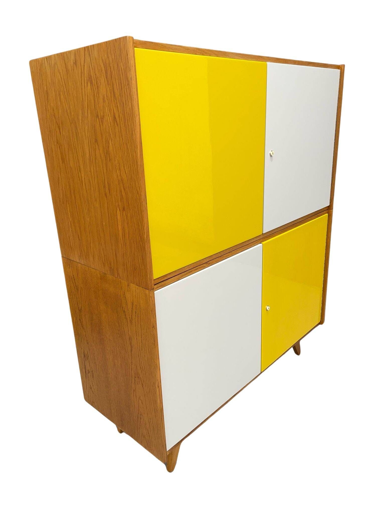 Armoire U-450 en placage de chêne, variante jaune et blanc, Jiří Jiroutek pour Inte