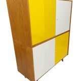 Armoire U-450 en placage de chêne, variante jaune et blanc, Jiří Jiroutek pour Inte