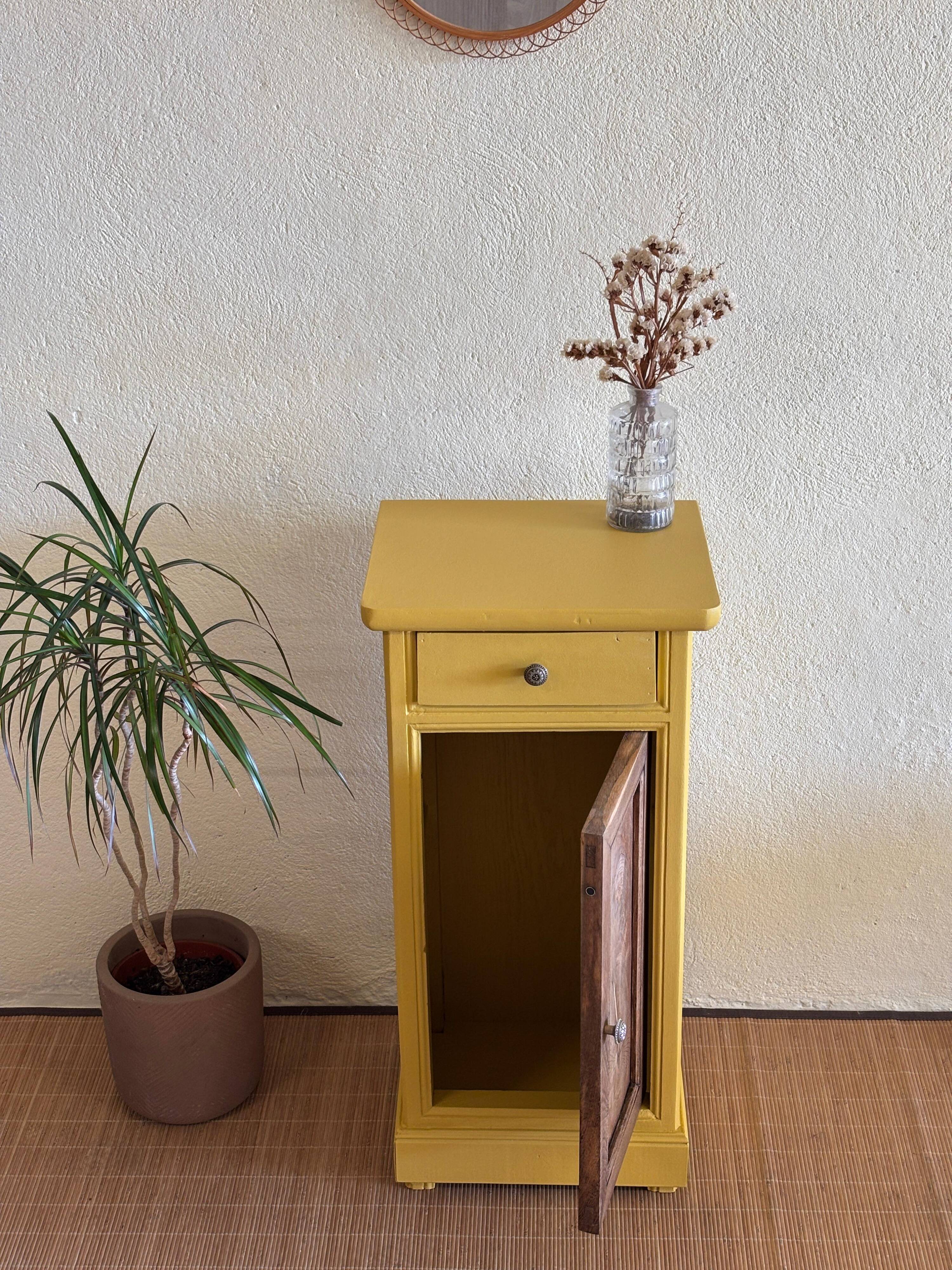Petit meuble d'appoint ancien revisité – bois naturel et jaune moutarde