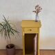 Petit meuble d'appoint ancien revisité – bois naturel et jaune moutarde