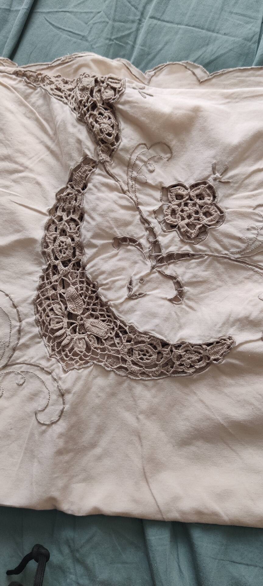 Embroidered tablecloth and its 12 napkins