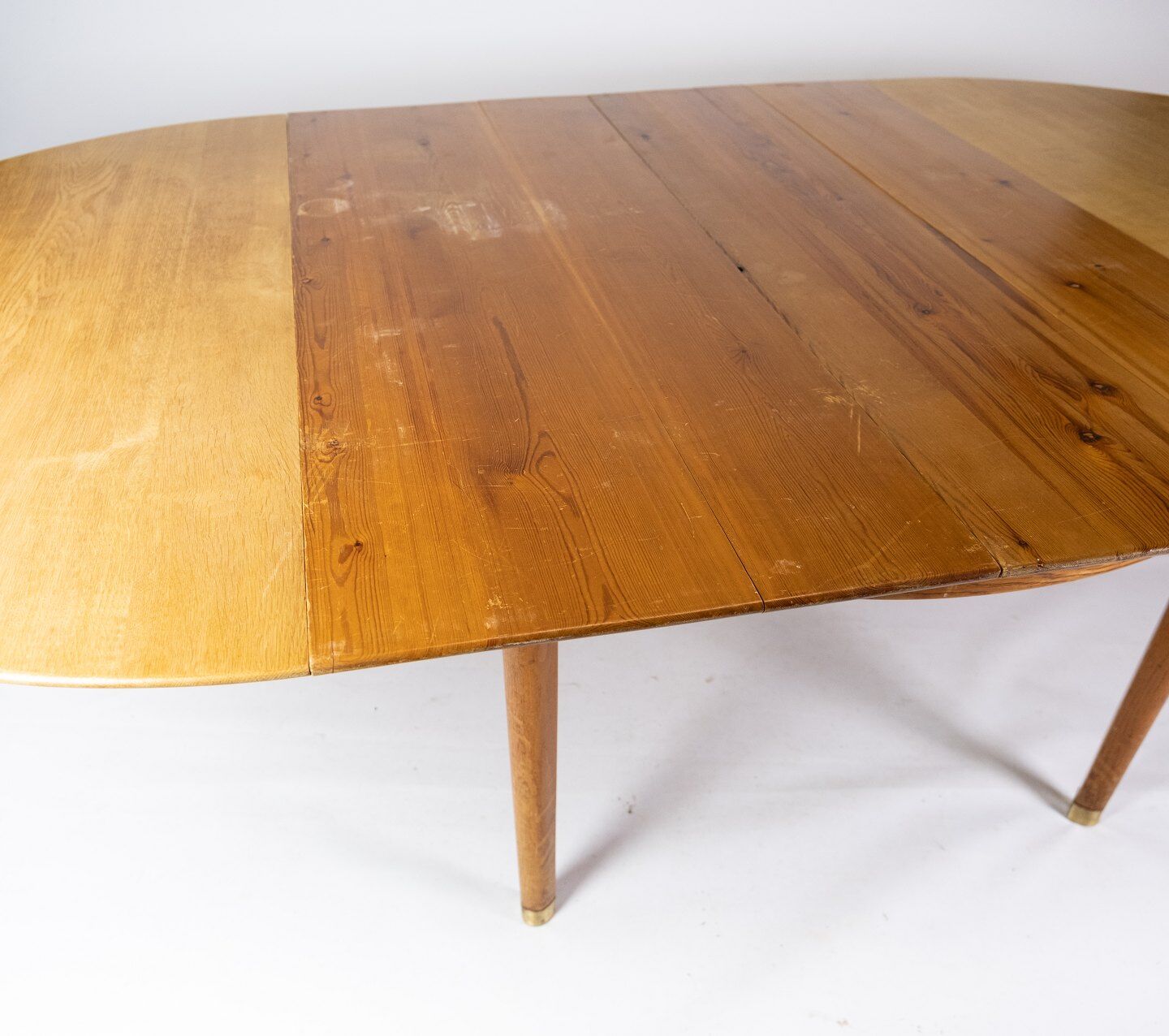 Dining table in oak of danish design from the 1960s.