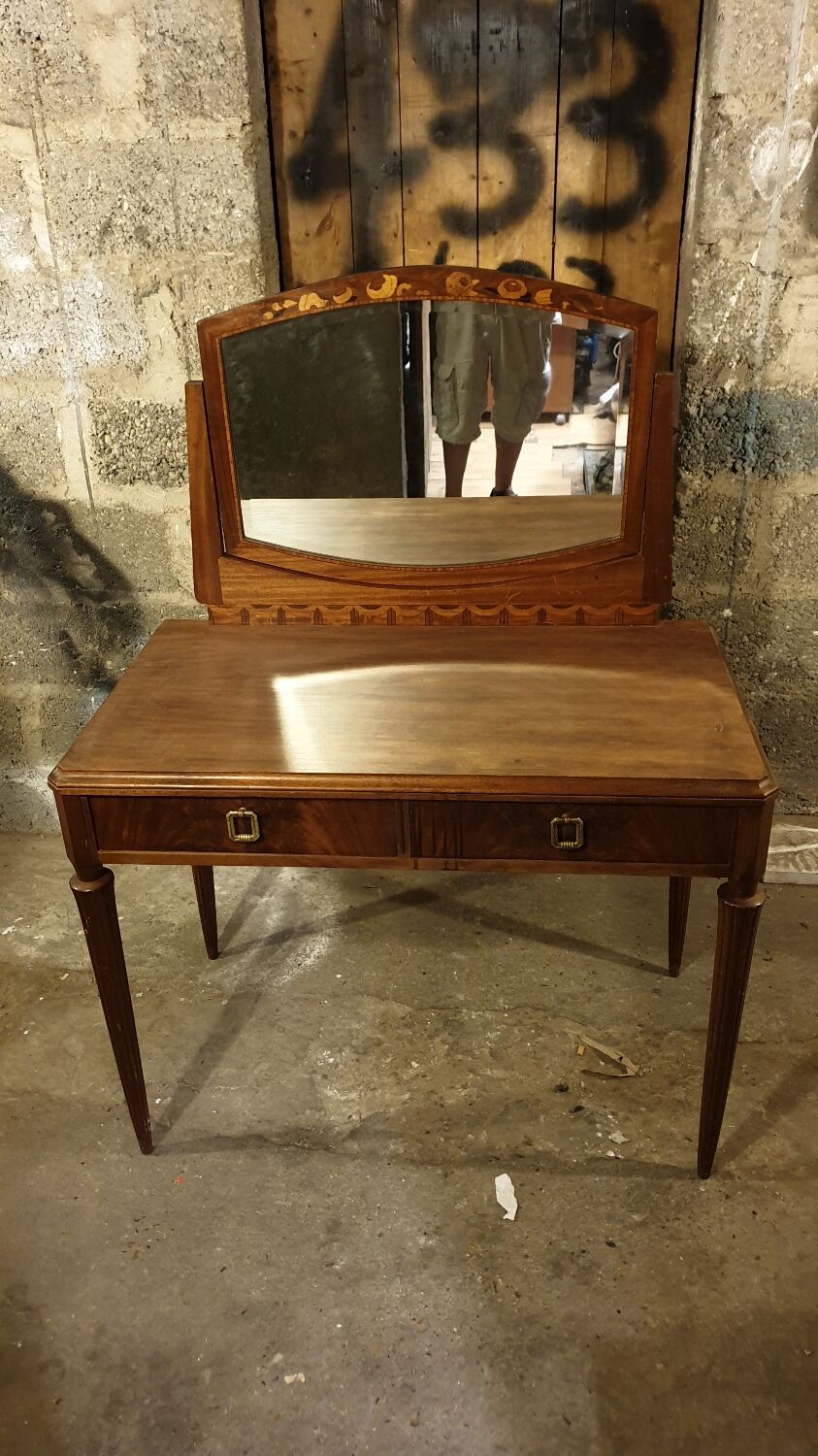 Walnut hairdresser year 20