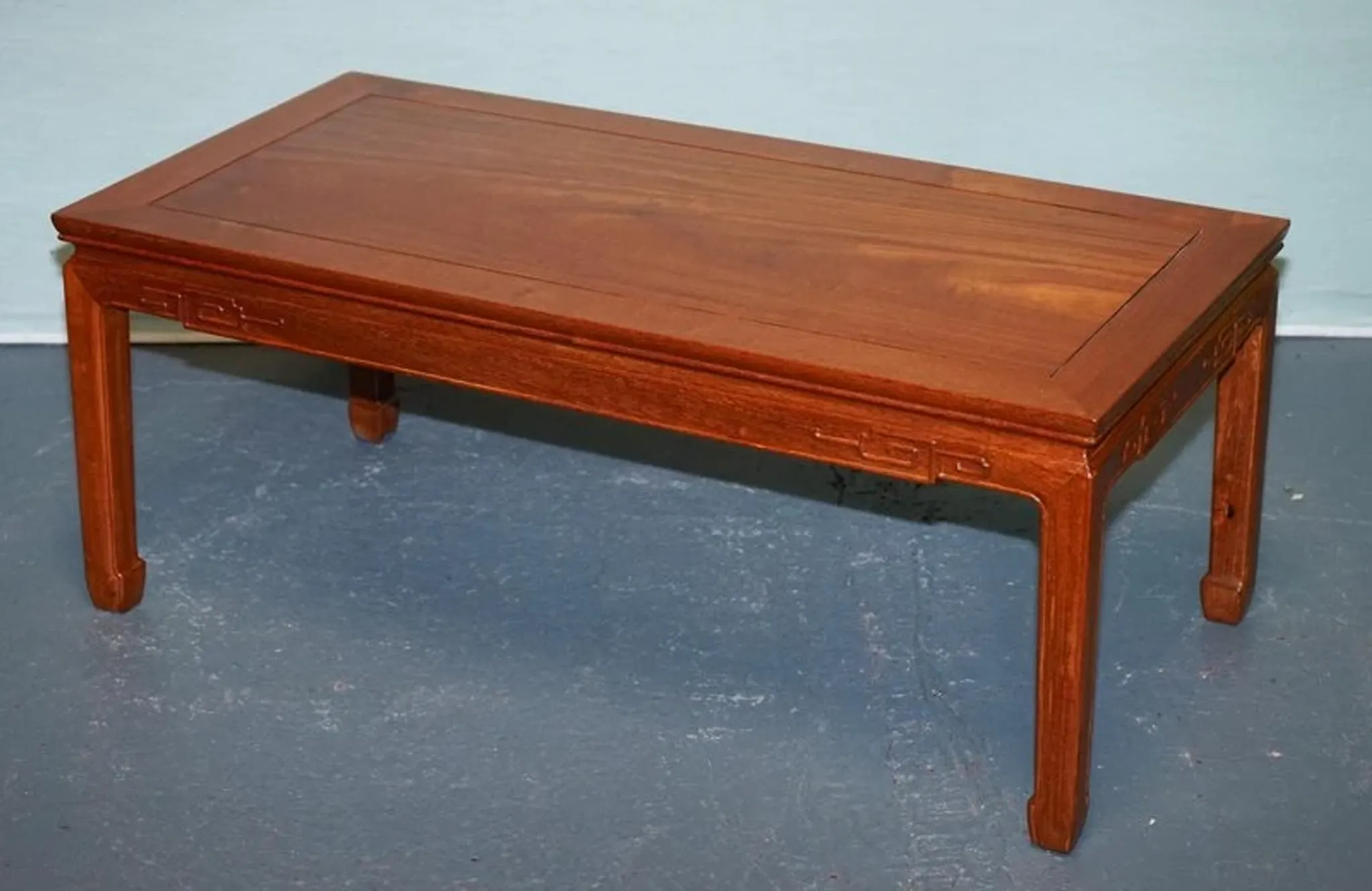 Table Basse Rectangulaire Vintage Orientale en Teck Sculpté, Chine