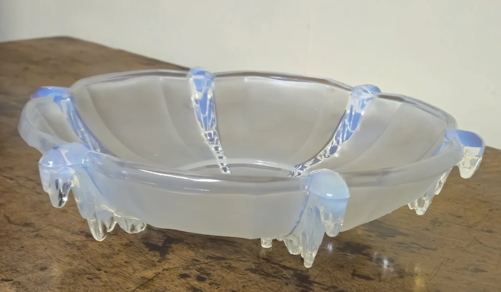 Centre de table en verre opalescent – Art Déco