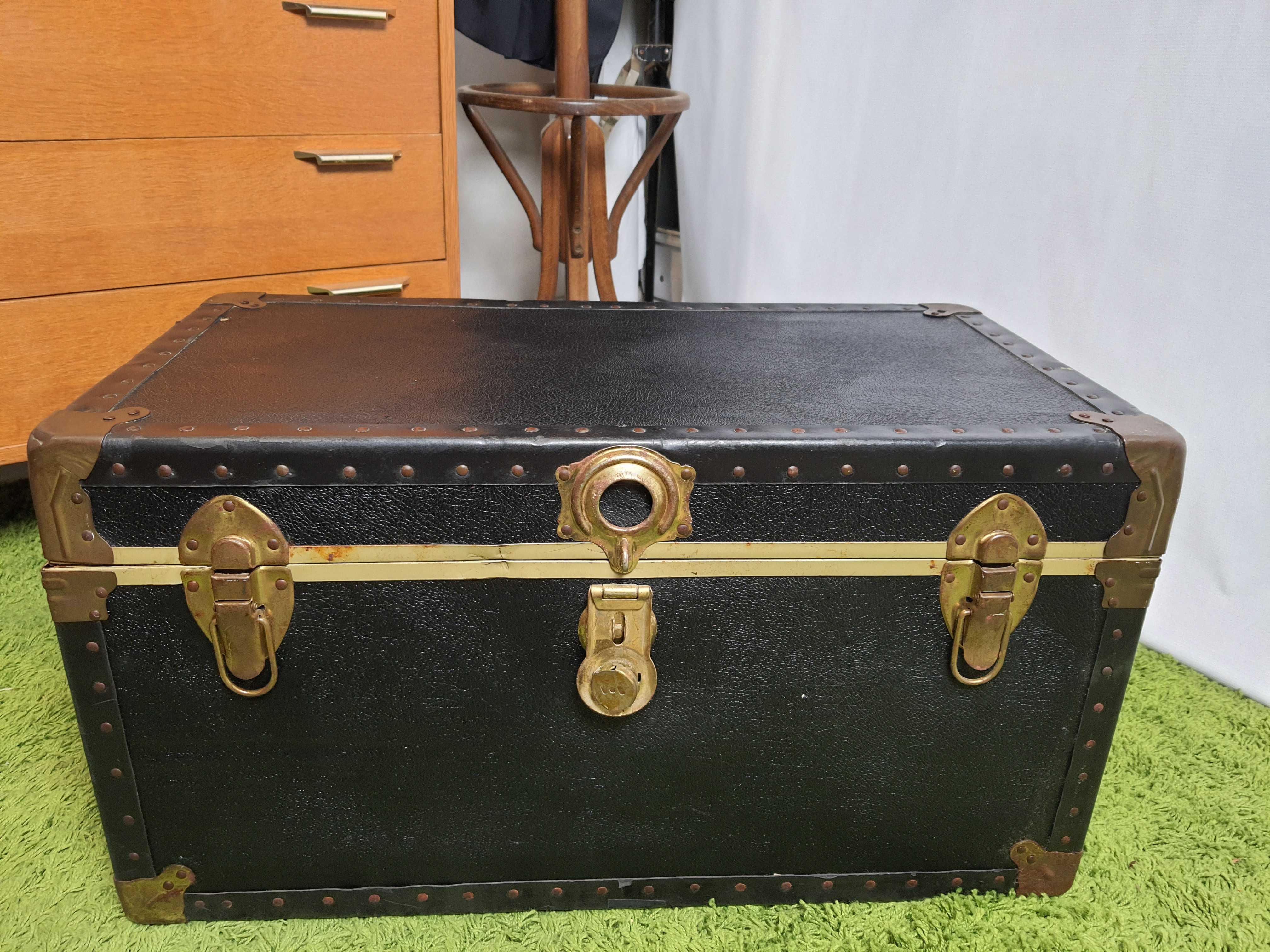 Old black black gold ironing