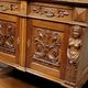 Meuble d’apparat richement sculpté – Plateau ouvrant sur marbre blanc