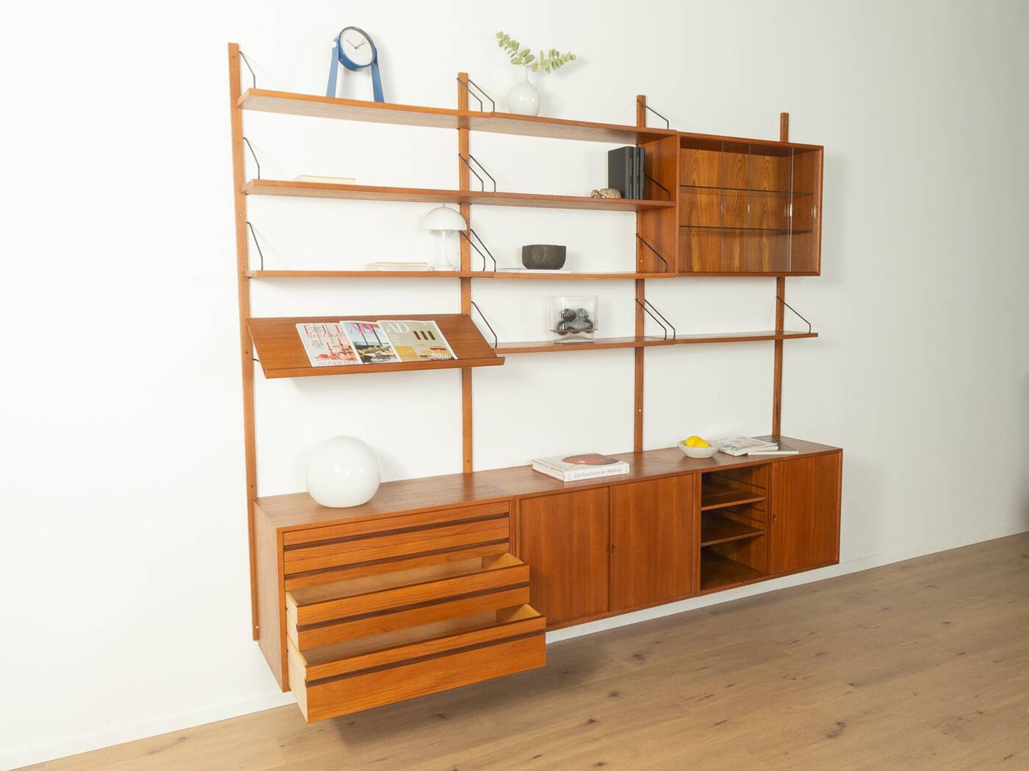 Classic shelving system from the 1960s in teak veneer by Poul Cadovius for Cado