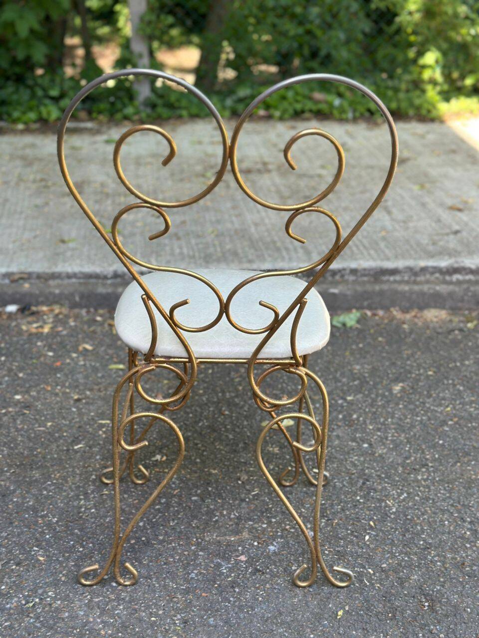 Vintage heart chair from the 1950s Hollywood Regency in gold metal.