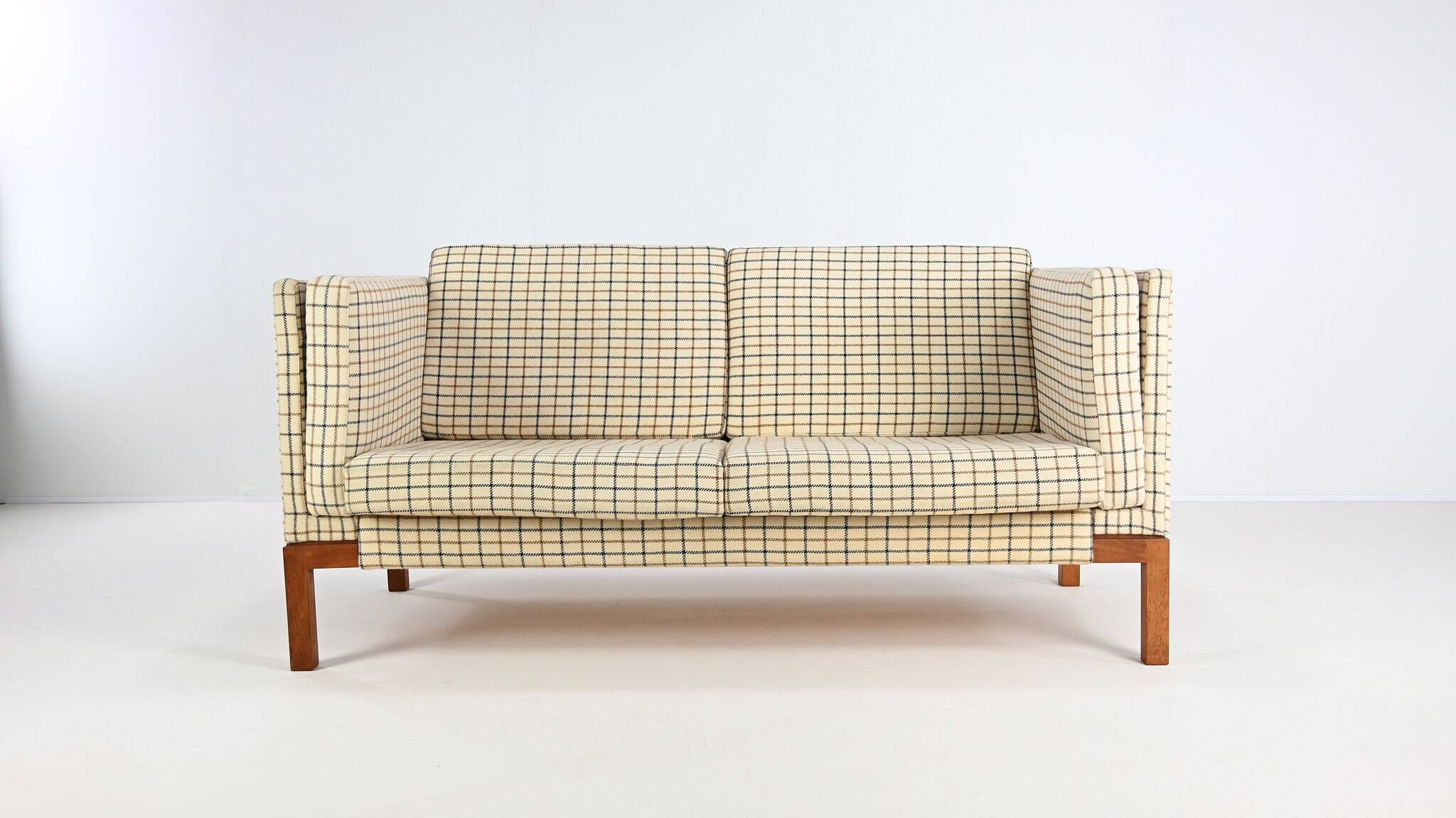 Canapé Vintage, En Laine Et Teck. Danemark, C.1960