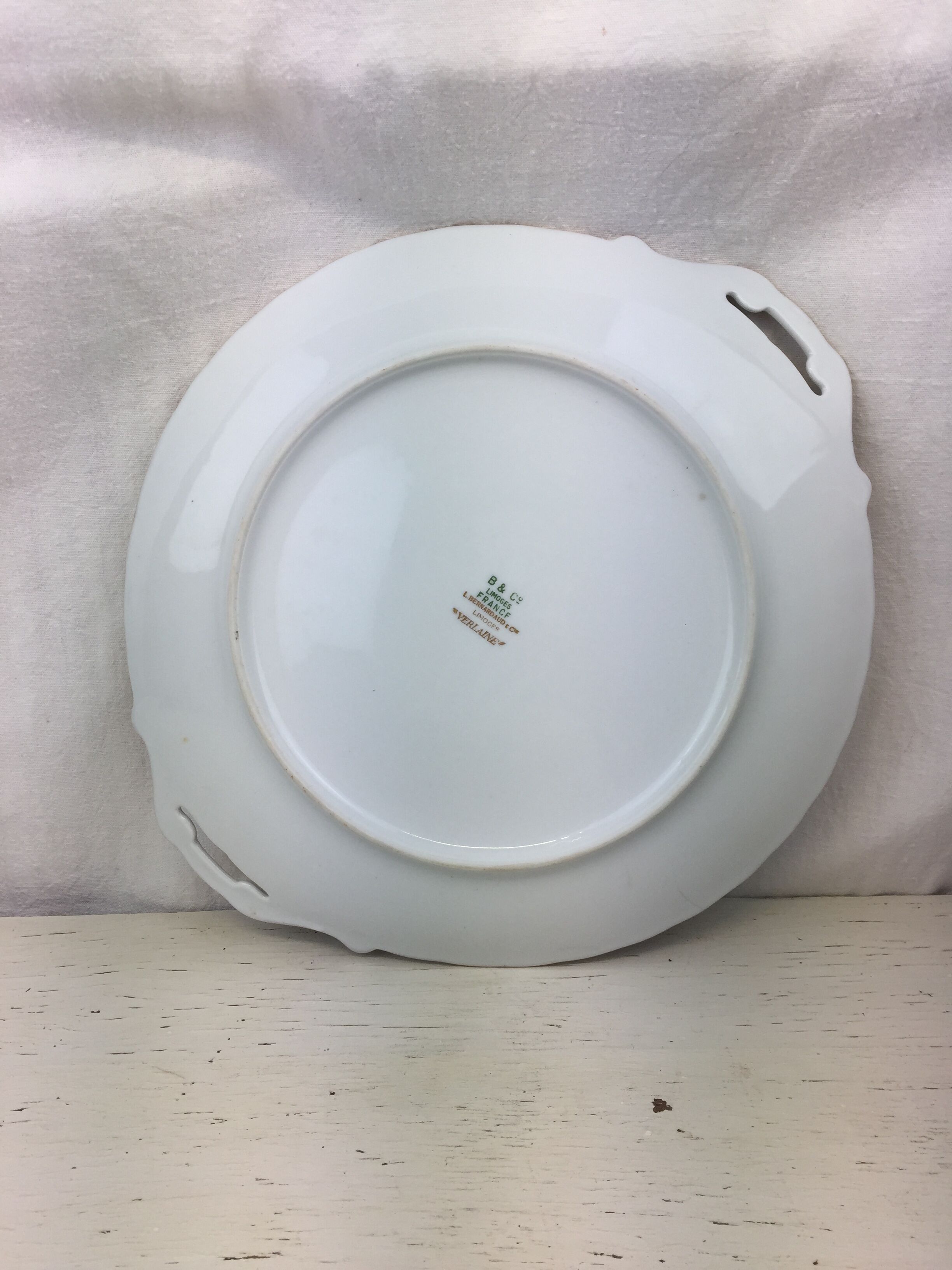 Plat rond ancien de couleur blanc et or blanc avec anses made in france Limoges