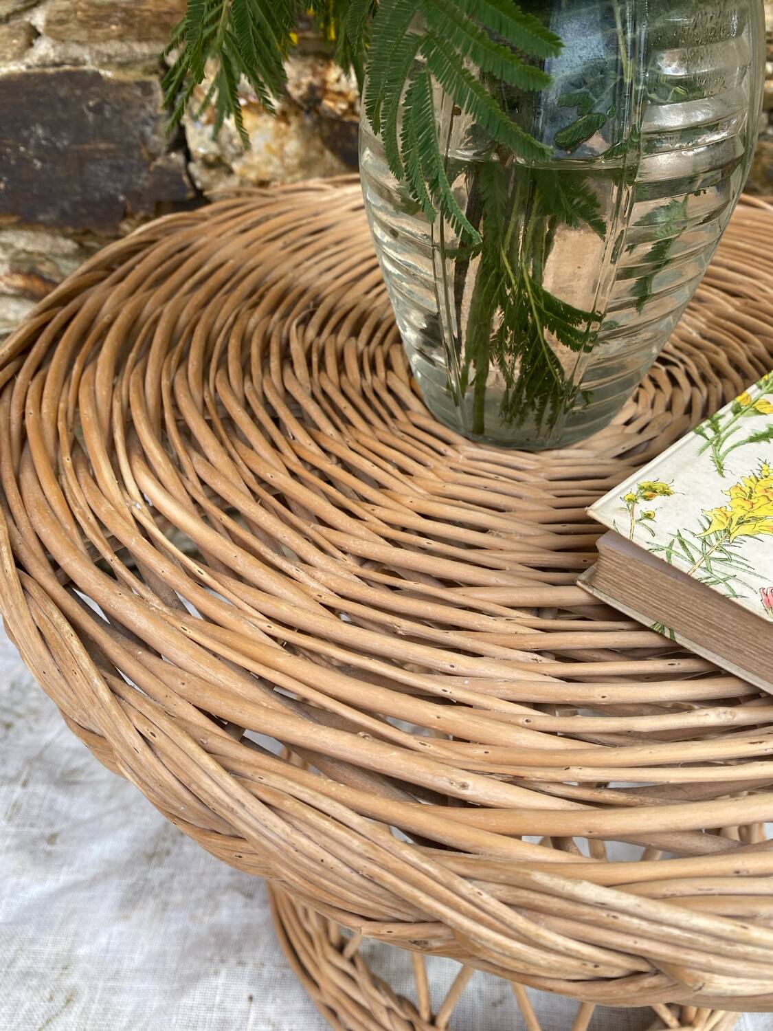 Table de chevet en rotin années 60