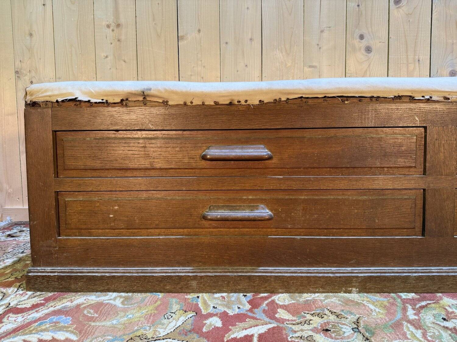 Oak shop bench in chest / trunk