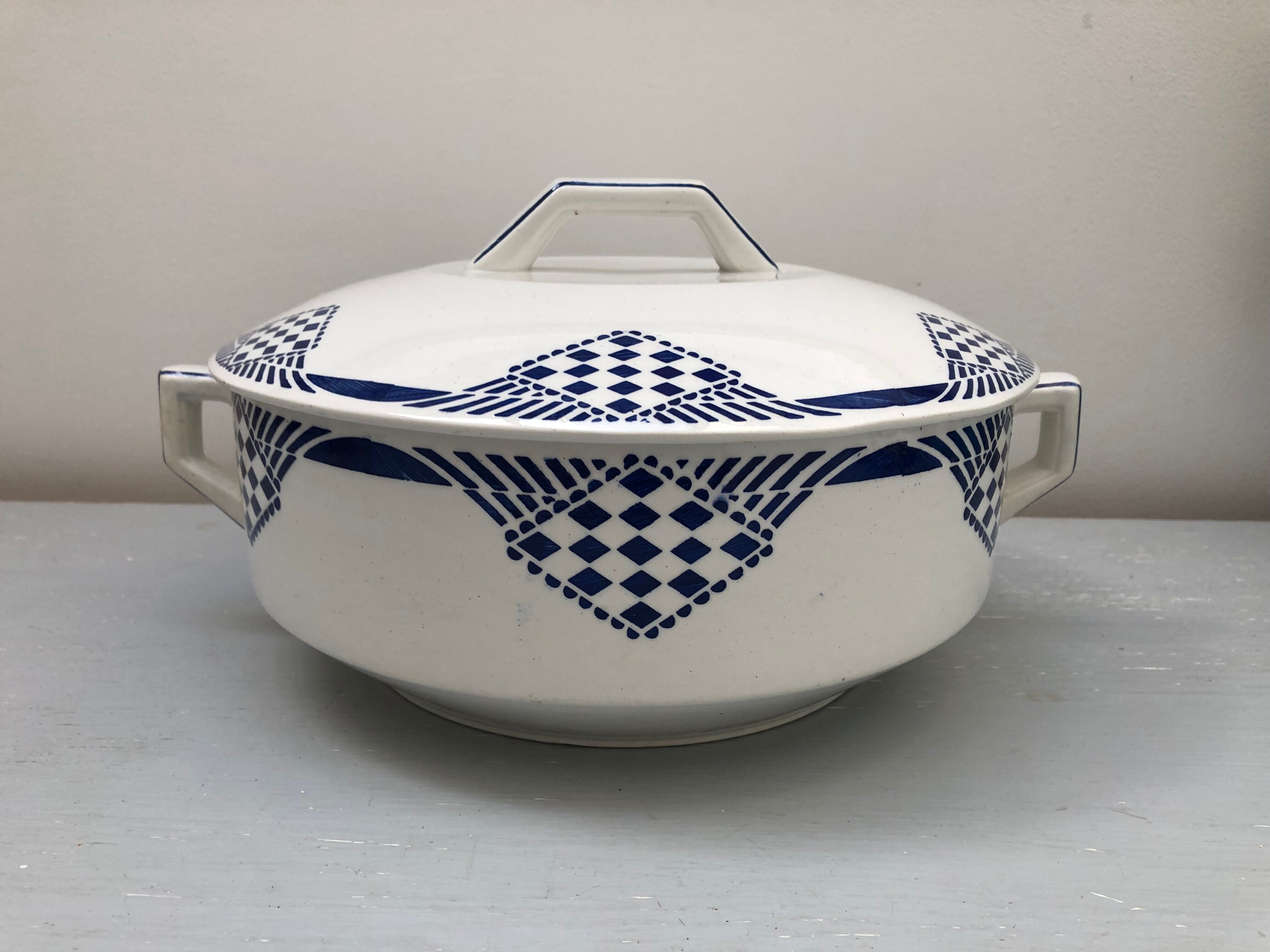 Tureen signed Moulin des Loups Hamage Orchies Nord France model Pantin
