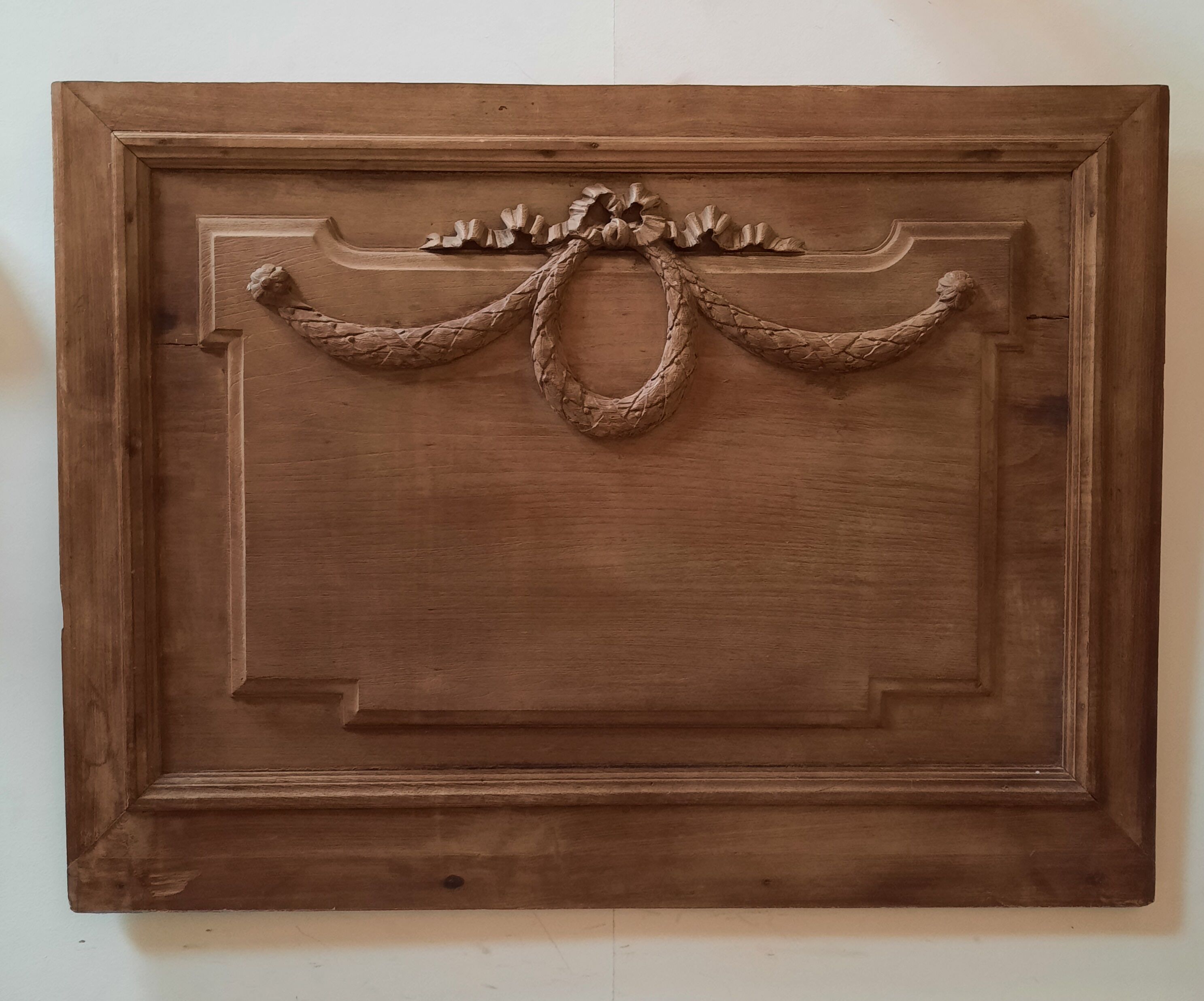 Carved woodwork element