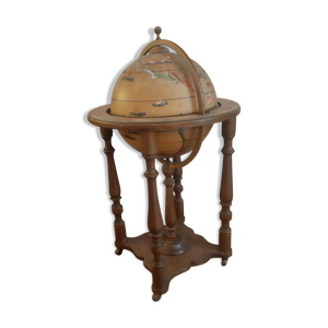 bar roulettes globe terrestre