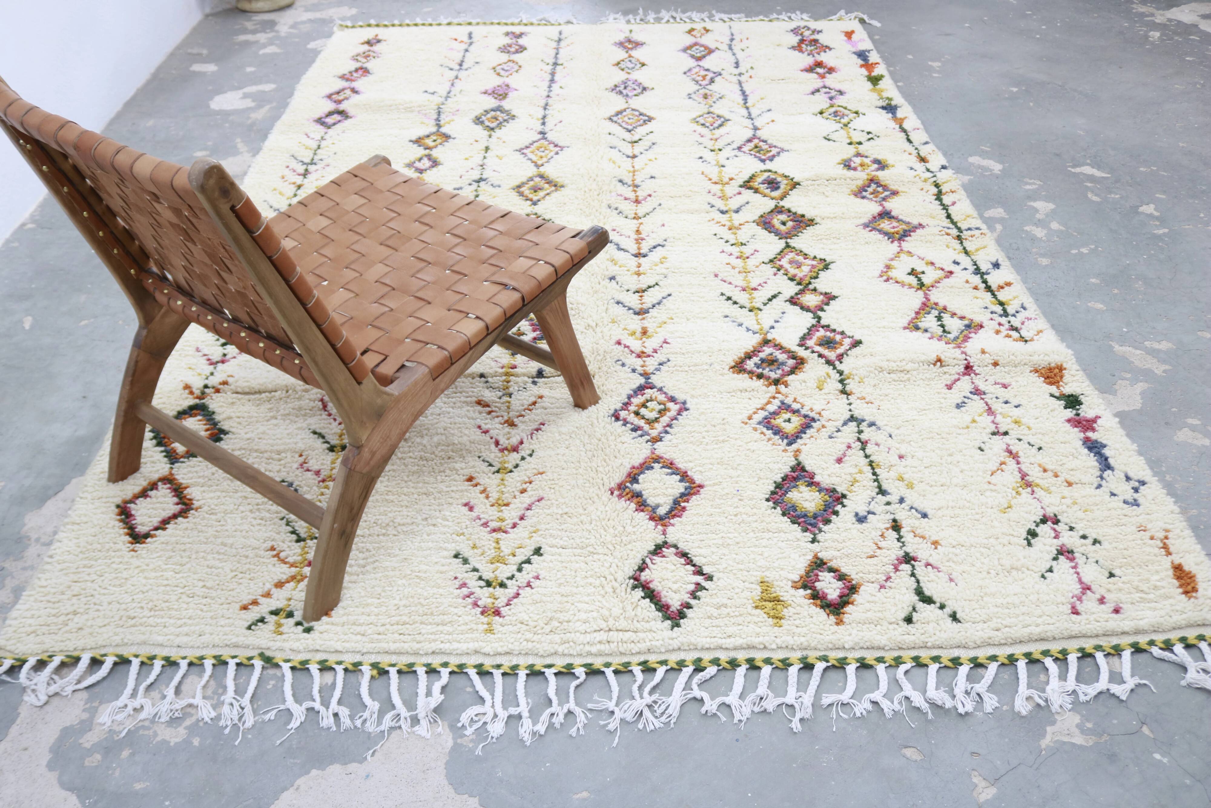 Azilal rug 305×195 cm – Ivory Moroccan Berber rug with multicoloured tribal diamonds, GO-974