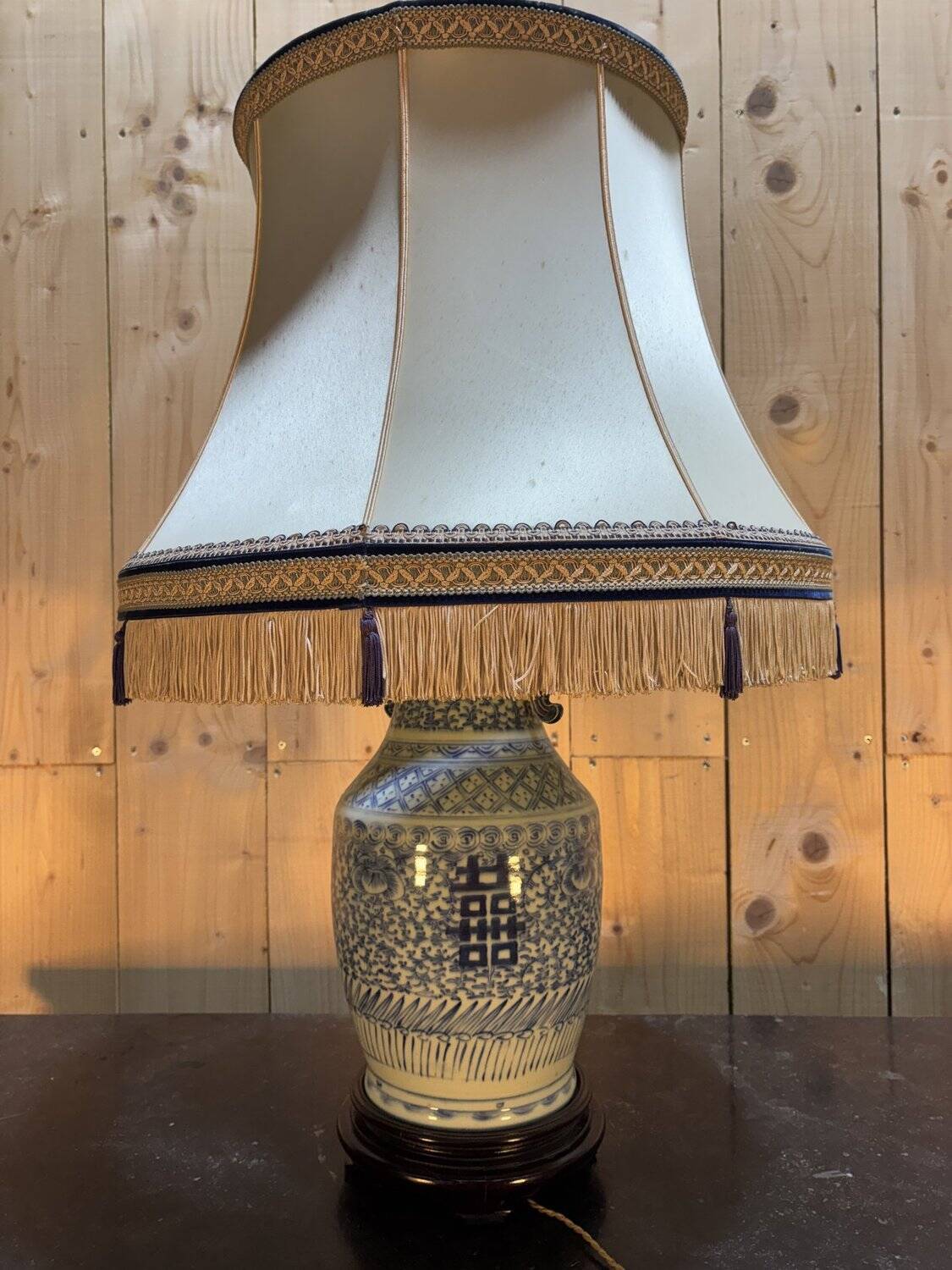Enamelled porcelain lamp