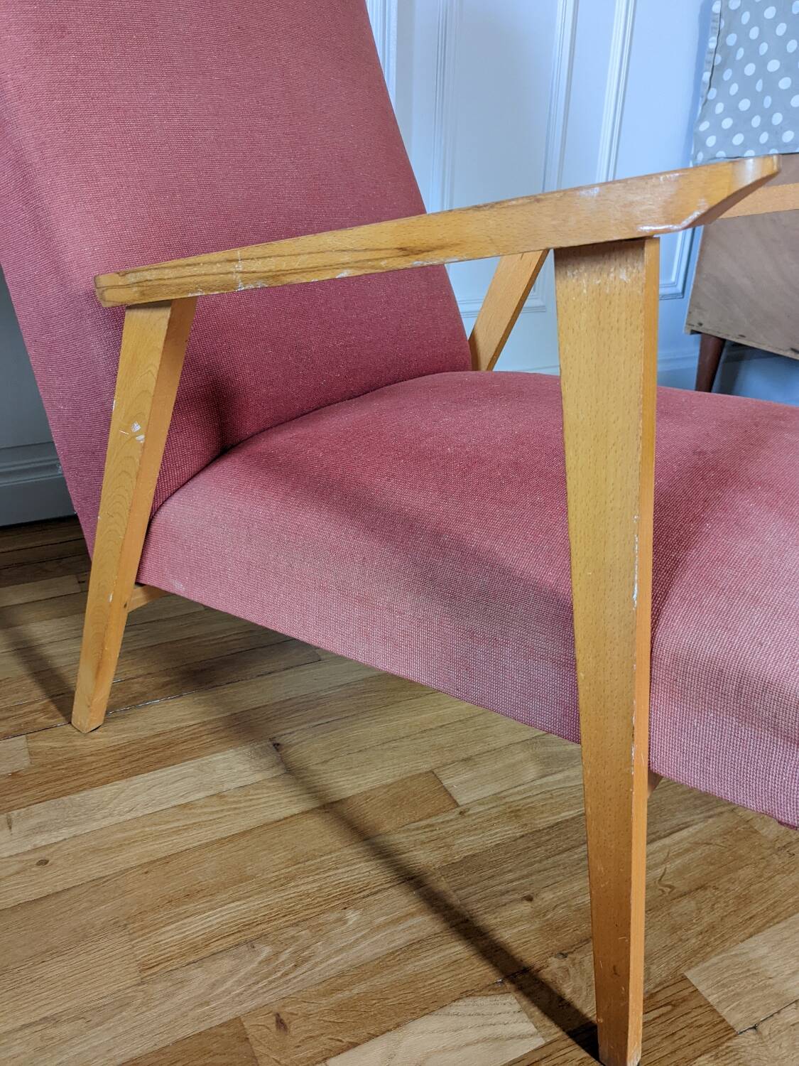 Fauteuil scandinave pieds compas