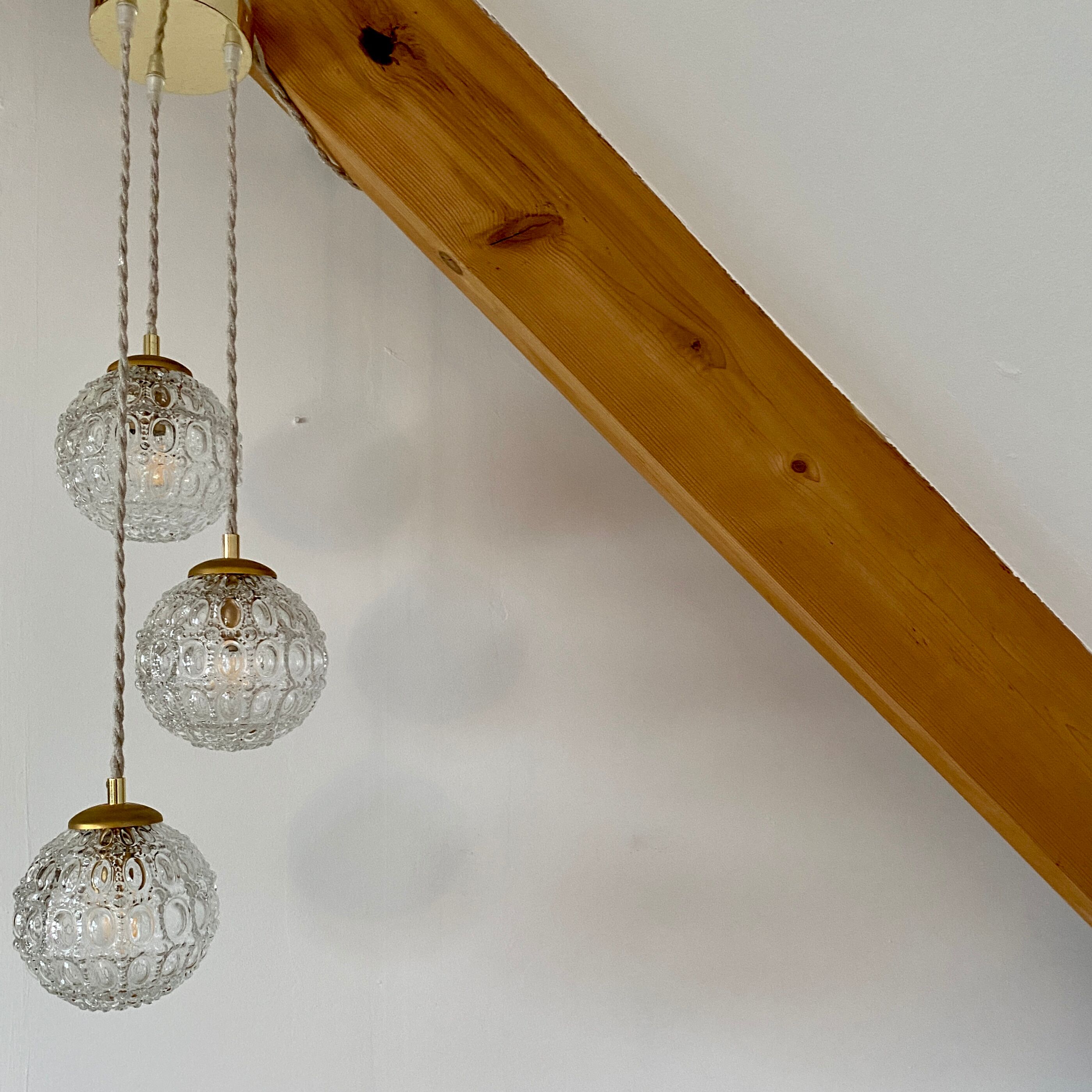 Suspension cascade three lights vintage globes in molded glass