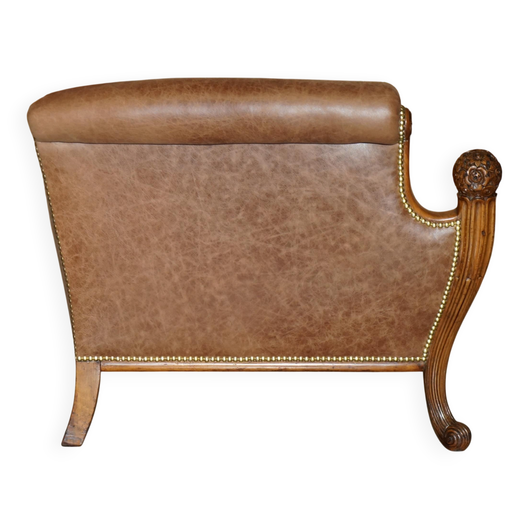 Chesterfield Regency 1810 antique canapé restored in leather with a carved frame.