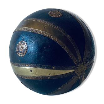 Decorative ball in wood and laion