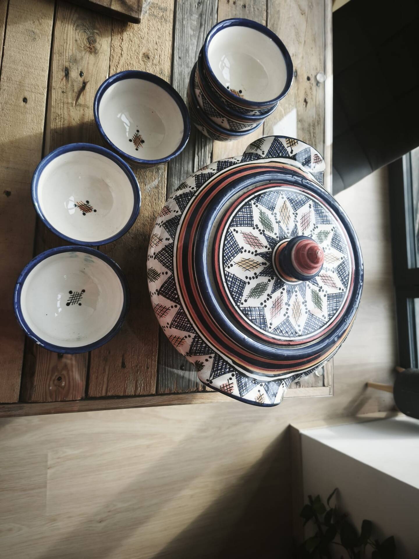 Ceramic soup tureen with its 6 bowls