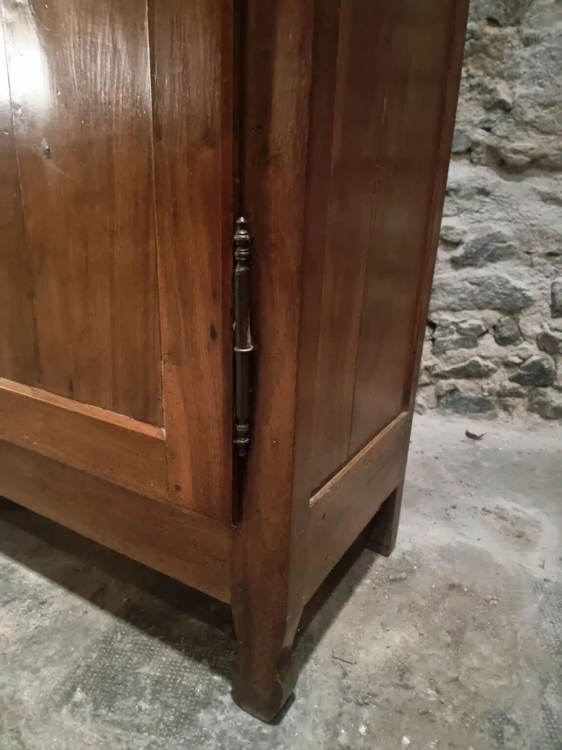 Armoire à linge, bonnetière ancienne en merisier français