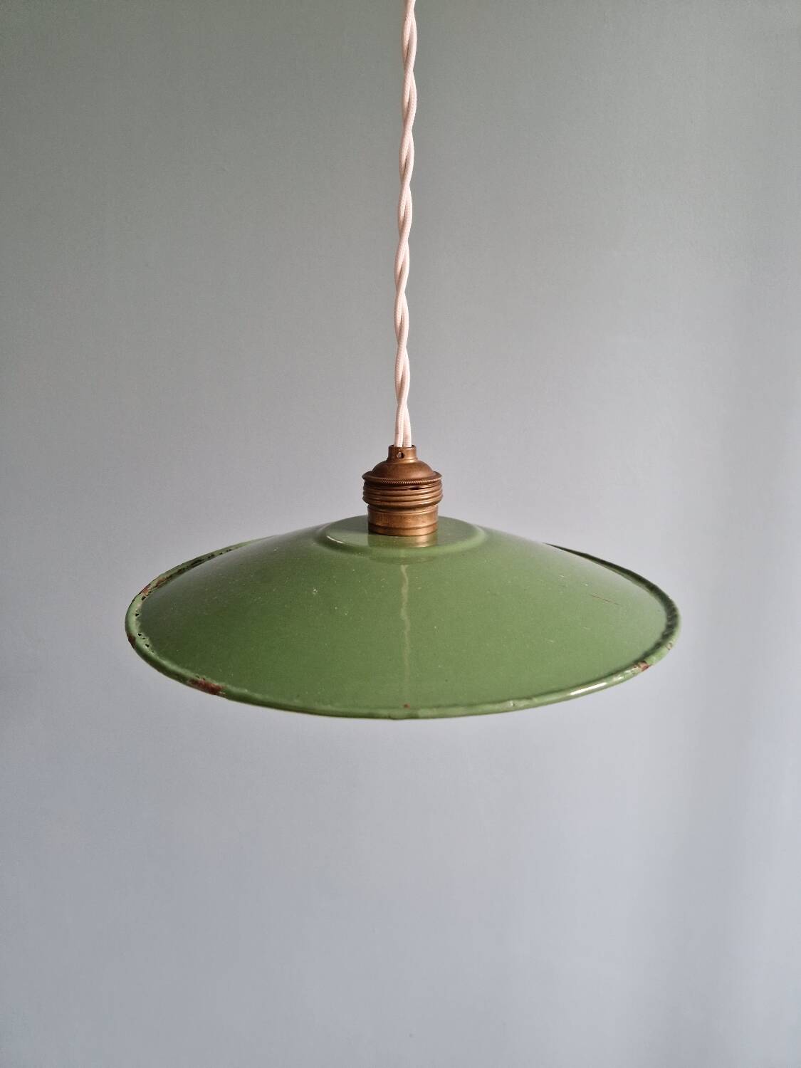 Industrial pendant light in green enamelled sheet metal, 1930s-40s