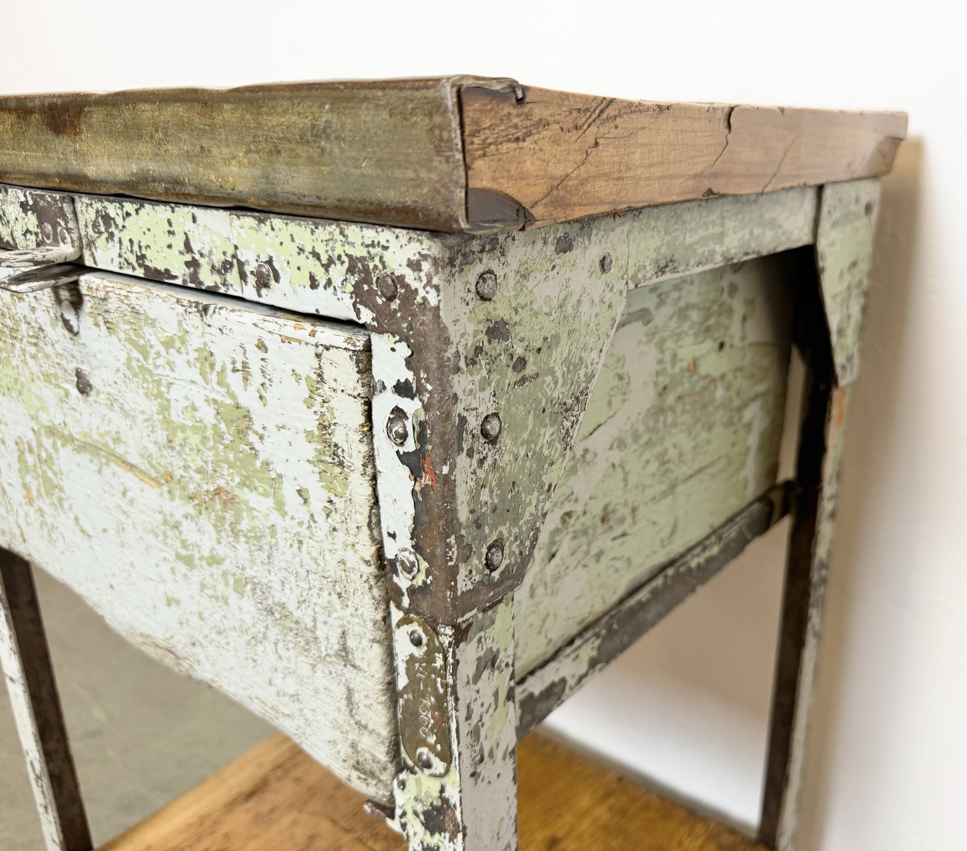 Commode en fer industriel gris, années 1950