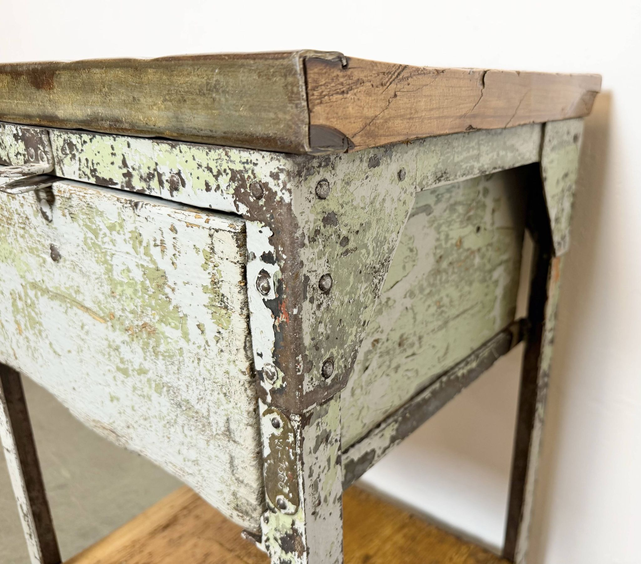 Commode en fer industriel gris, années 1950