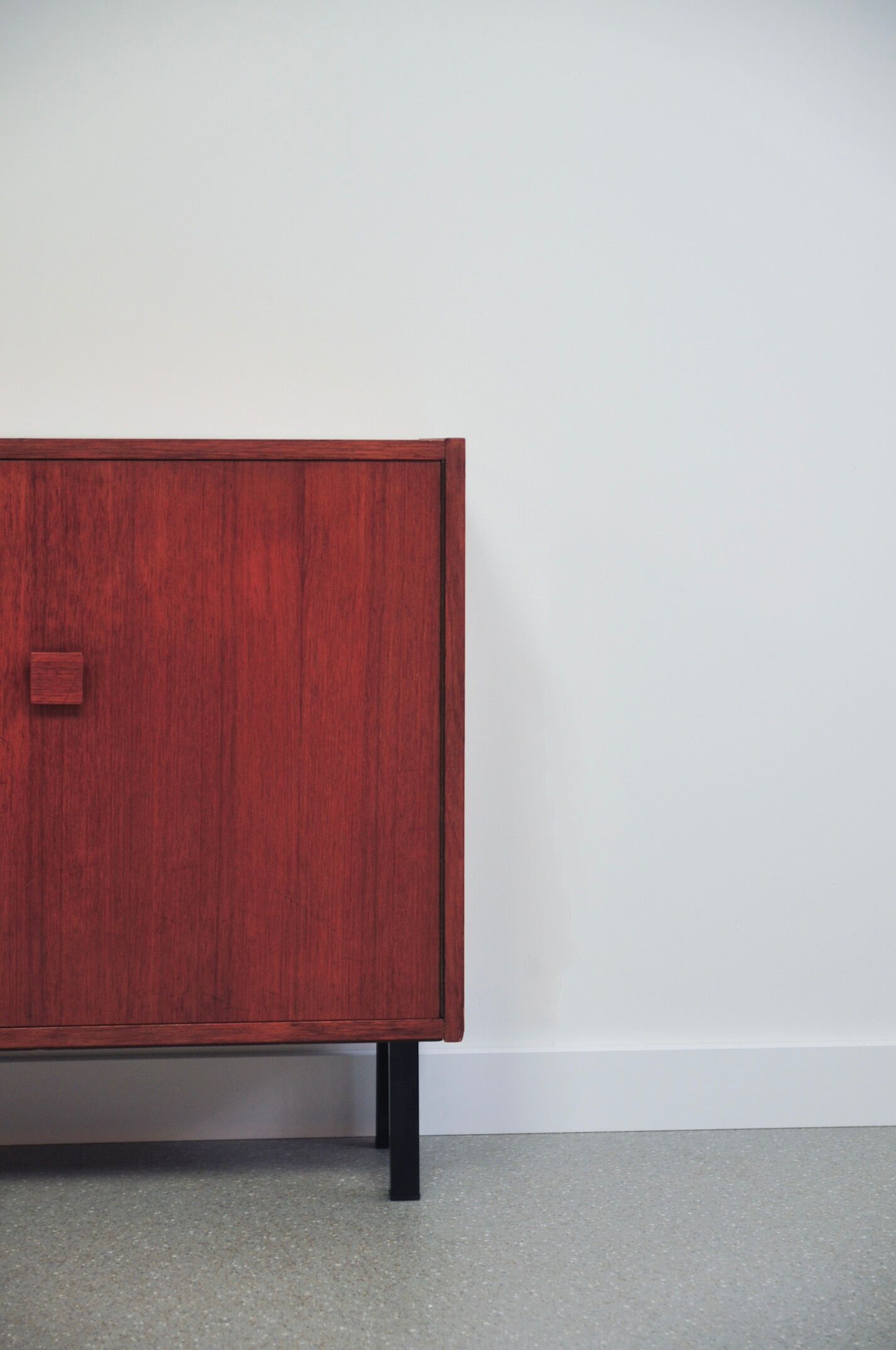 Cabinet en teck vintage avec poignées carrées