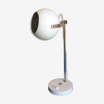 White lay metal "eyeball" lamp